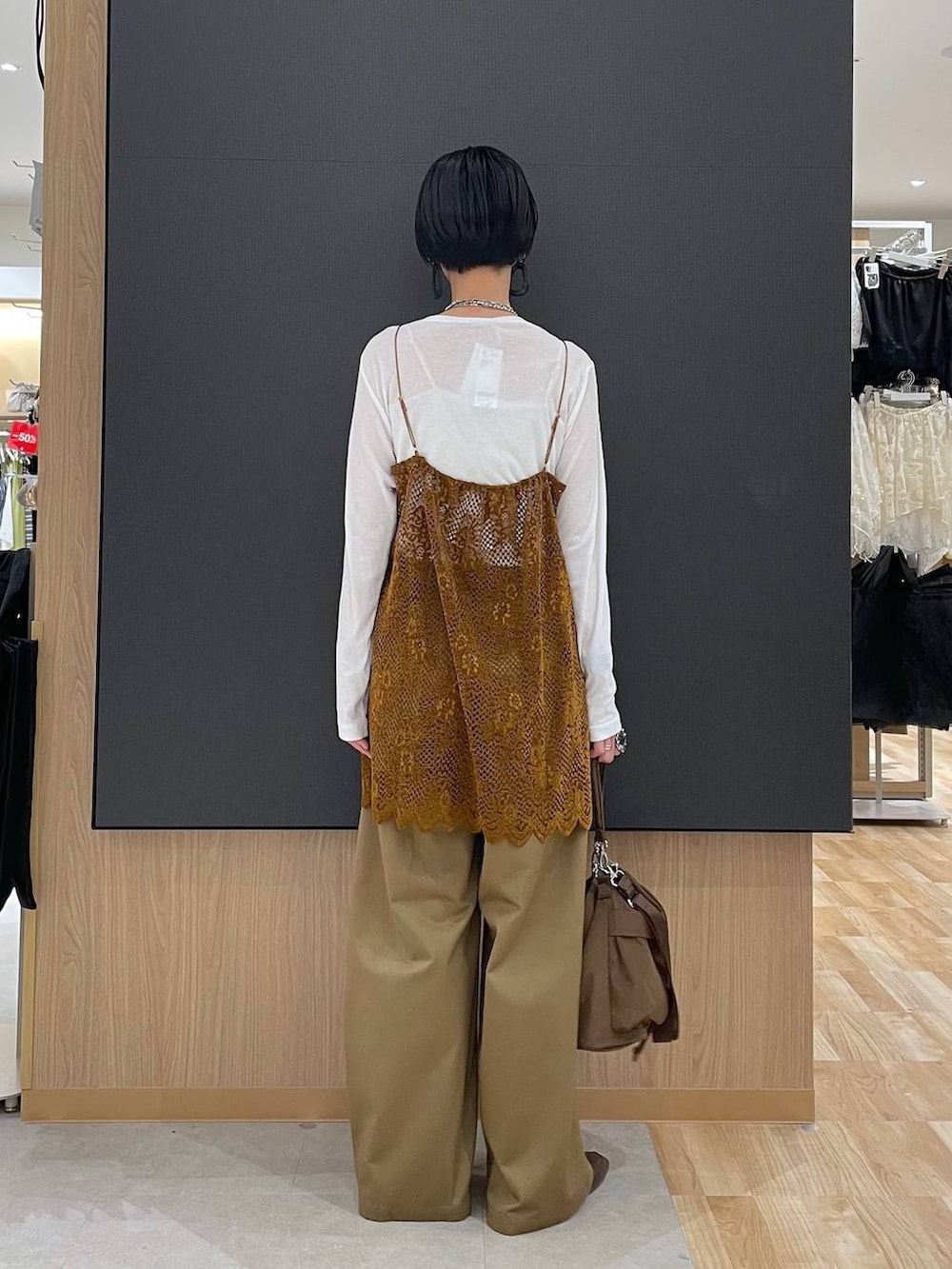 ホワイト系のTシャツ/カットソー、オレンジ系のキャミソール、ブラウン系のその他シューズを着用したレディースの秋コーディネートの9枚目の写真