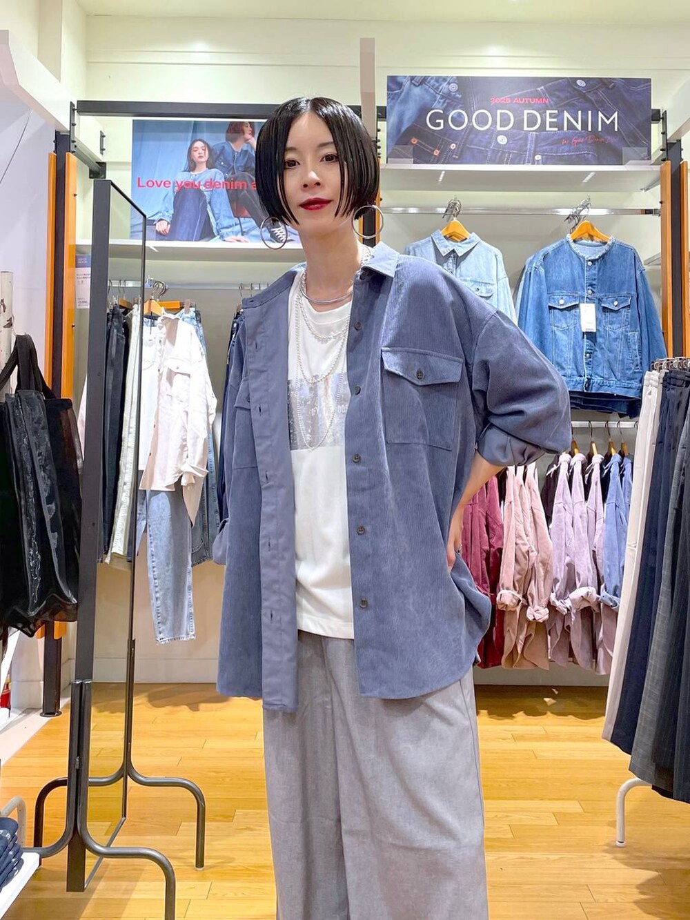 ブラック系のその他シューズ、シルバー系のショルダーバッグ、ブルー系のシャツ/ブラウスを着用したレディースの秋コーディネートの7枚目の写真