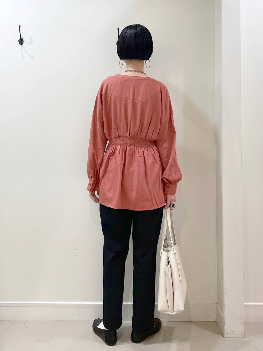 「高見え、若見え、着痩せ・細見え、ママコーデ、楽ちんコーデ、普通_GLOBAL WORK、高身長、体型カバー、GLOBAL WORK、シンプルコーデ、ブラウス、テーパードパンツ、パンツ、ネックレス、バッグ」｜「GLOBAL WORKのウツクシルエットテーパードパンツ/133595（その他パンツ、ブラック系）」を使った、るんるんさん（レディース・168cm）の春コーディネートの4枚目の写真