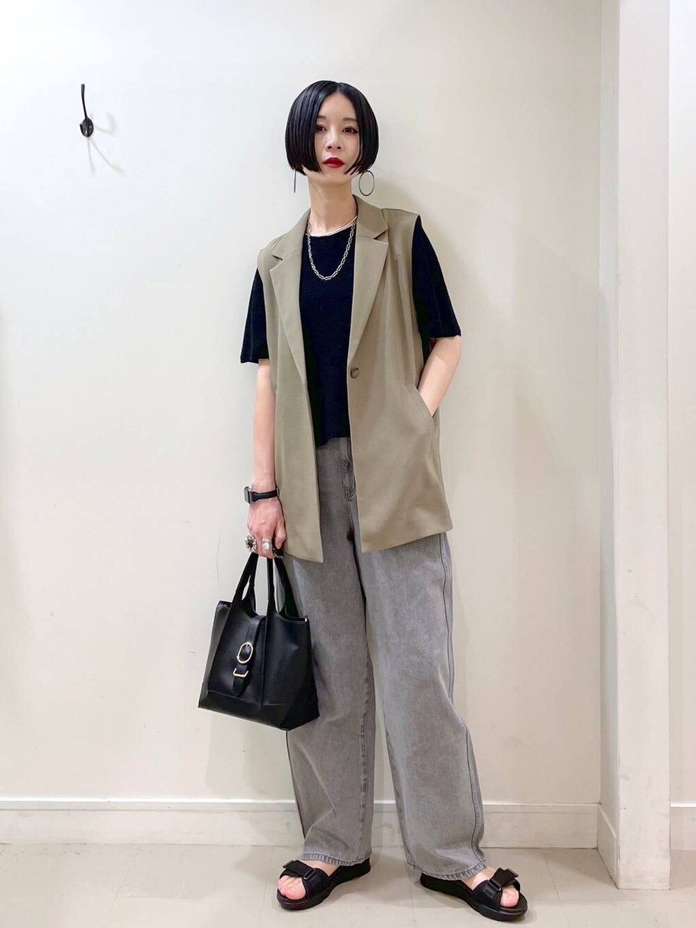 「高見え、若見え、着痩せ・細見え、ママコーデ、楽ちんコーデ、普通_GLOBAL WORK、高身長、体型カバー、GLOBAL WORK、シンプルコーデ、大人カジュアル、ベスト、デニムパンツ、パンツ、ネックレス」|「GLOBAL WORKのGOODデニムバギーパンツ/118365(デニムパンツ、グレー系)」を使った、るんるんさん(レディース・168cm)の夏コーディネートの6枚目の写真