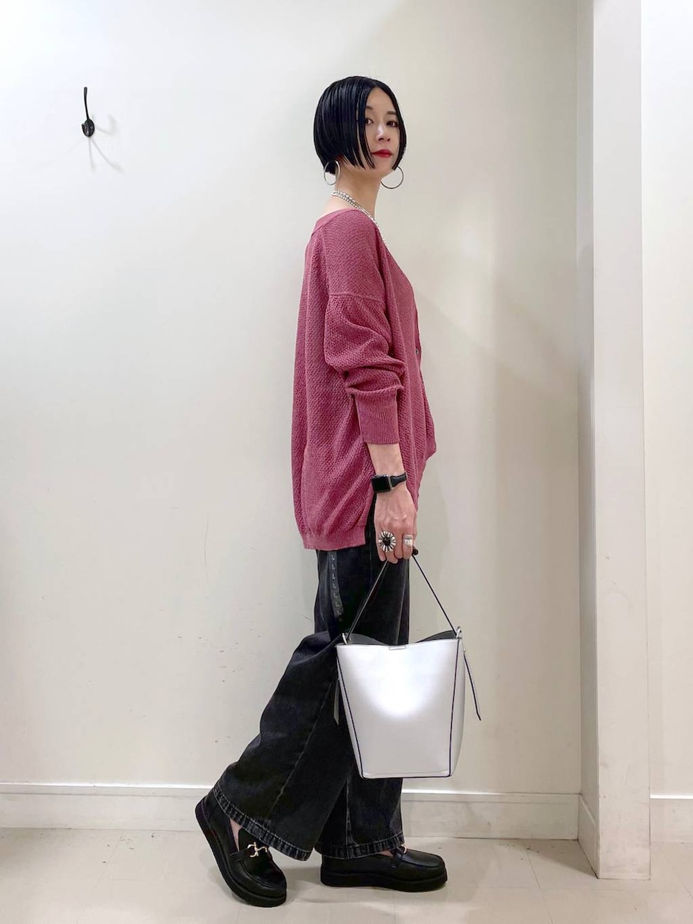 「高見え、若見え、着痩せ・細見え、ママコーデ、楽ちんコーデ、普通_GLOBAL WORK、高身長、体型カバー、GLOBAL WORK、シンプルコーデ、大人カジュアル、カーディガン、カップ付きインナー、デニムパンツ、パンツ」|「GLOBAL WORKのエアかる厚底ローファー/136031(ローファー、ブラック系)」を使った、るんるんさん(レディース・168cm)の夏コーディネートの2枚目の写真