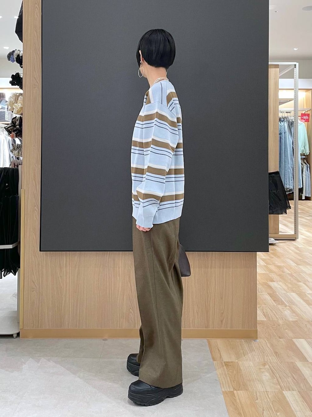 ブラウン系のショルダーバッグ、ブラウン系のその他パンツ、シルバー系のネックレスを着用したレディースの冬コーディネートの4枚目の写真