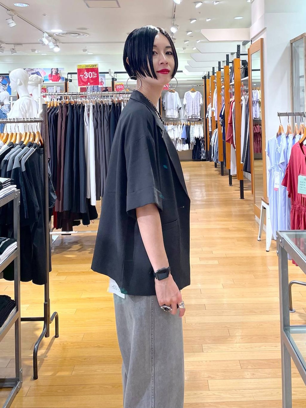 「夏コーデ、モノトーン、ネックレス、カップ付きインナー、デニムパンツ、パンツ、高見え、若見え、着痩せ・細見え、ママコーデ、楽ちんコーデ、普通_GLOBAL WORK、高身長、体型カバー、GLOBAL WORK」|「GLOBAL WORKのステンレスボールY字ネックレス/106439(ネックレス、シルバー系)」を使った、るんるんさん(レディース・168cm)の夏コーディネートの3枚目の写真