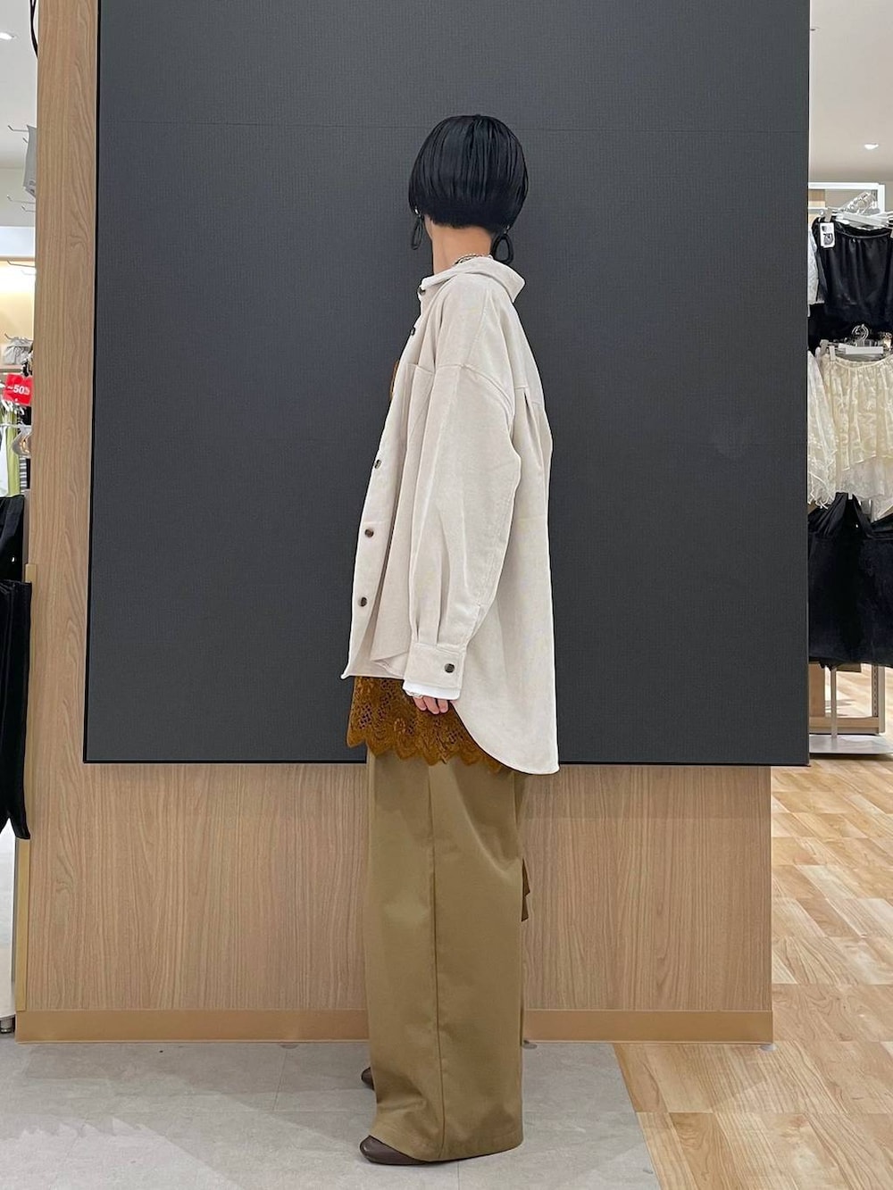 ホワイト系のTシャツ/カットソー、オレンジ系のキャミソール、ブラウン系のその他シューズを着用したレディースの秋コーディネートの5枚目の写真