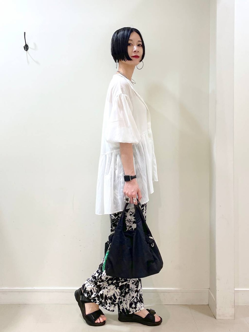 「高見え、若見え、着痩せ・細見え、ママコーデ、楽ちんコーデ、普通_GLOBAL WORK、高身長、体型カバー、GLOBAL WORK、シンプルコーデ、大人カジュアル、ブラウス、パンツ、春夏コーデ、夏コーデ」|「GLOBAL WORKのエアリーリラックスペプラム/287479(シャツ/ブラウス、ホワイト系)」を使った、るんるんさん(レディース・168cm)の夏コーディネートの3枚目の写真