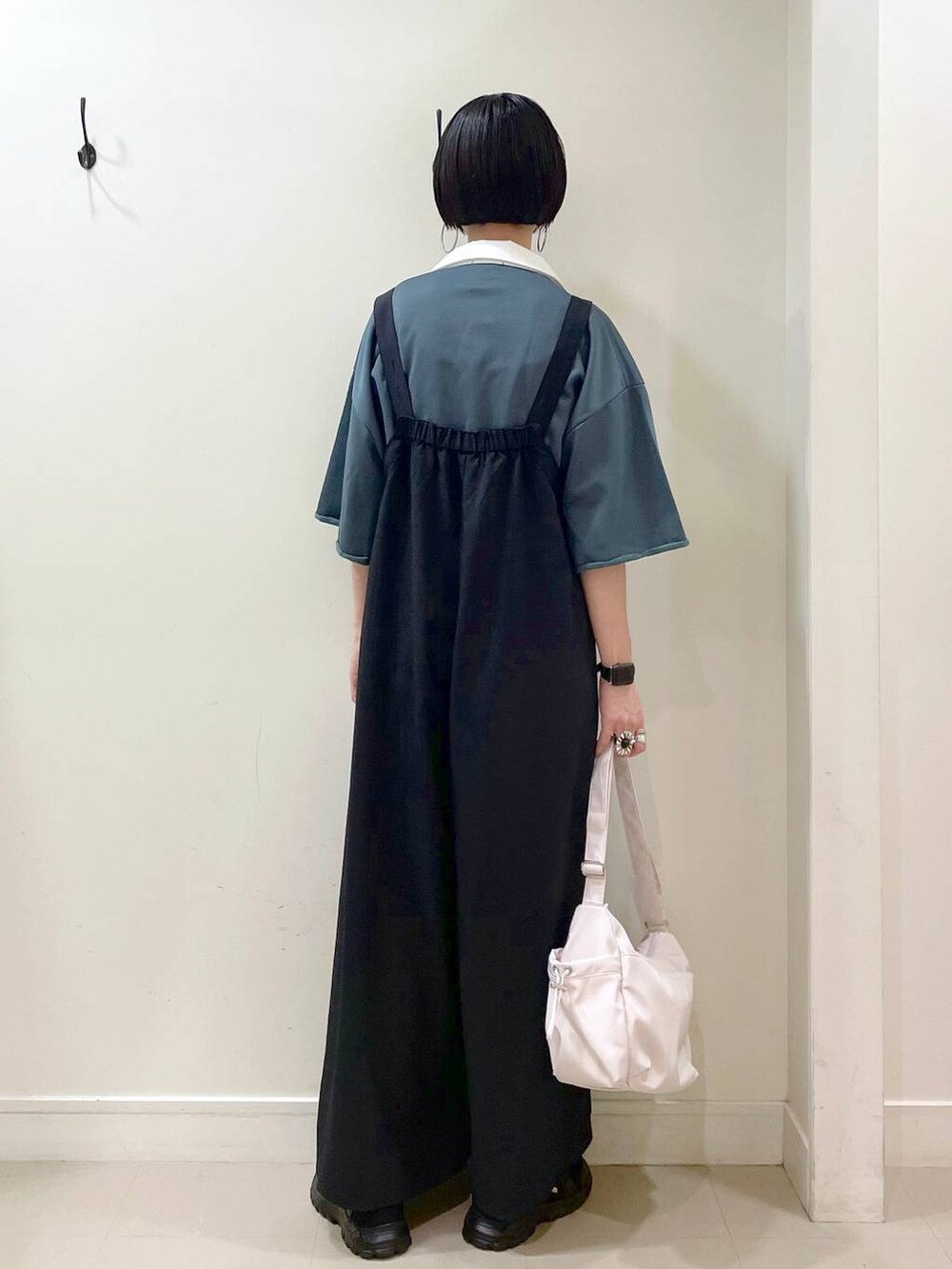 「高見え、若見え、着痩せ・細見え、ママコーデ、楽ちんコーデ、普通_GLOBAL WORK、高身長、体型カバー、GLOBAL WORK、シンプルコーデ、大人カジュアル、Tシャツ、スウェット、春コーデ、春服みてみて」｜「GLOBAL WORKのエアかるクッションベルトスニーカー/102313（スニーカー、ブラック系）」を使った、るんるんさん（レディース・168cm）の春コーディネートの4枚目の写真