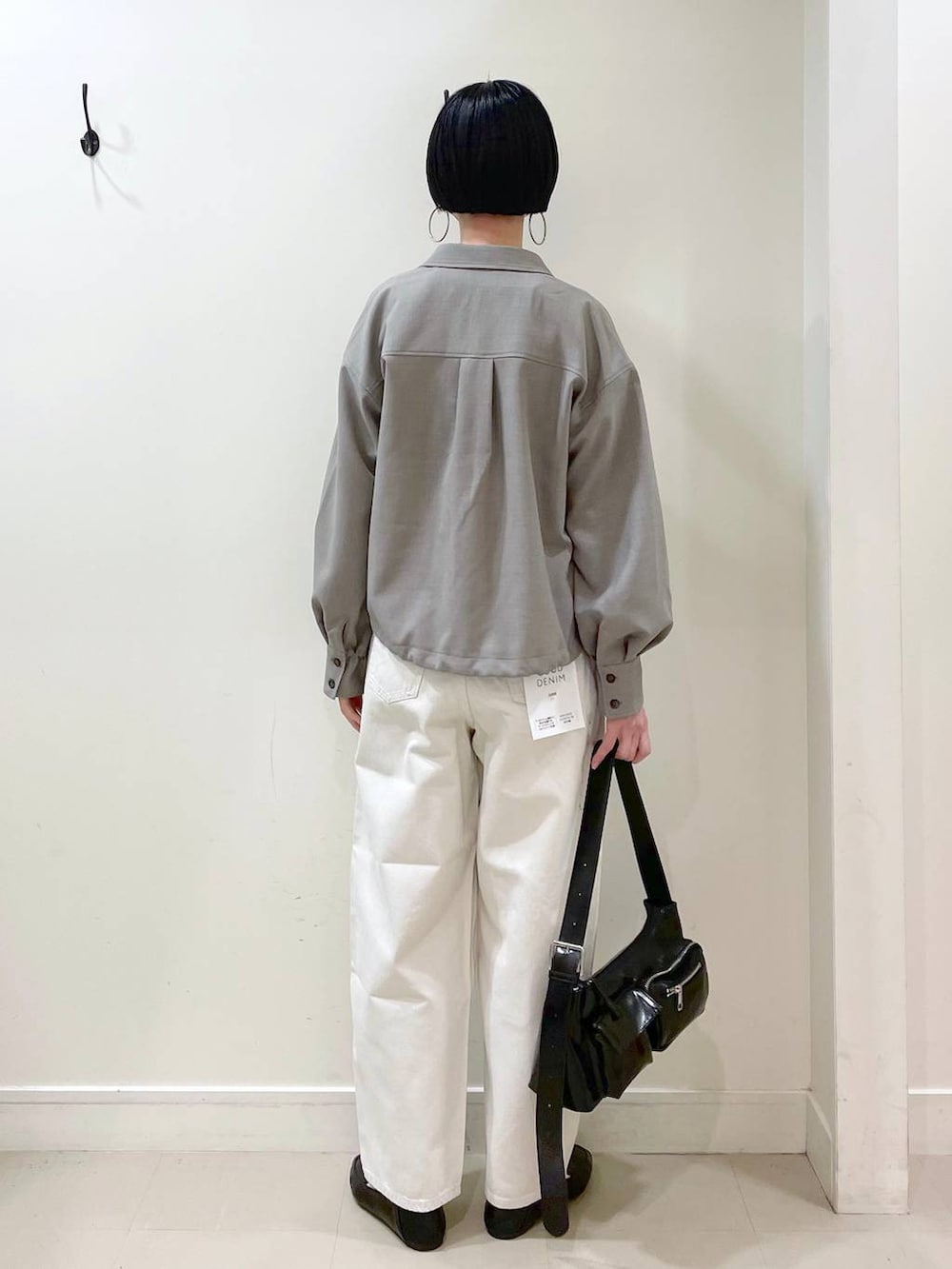 「シャツ、タンクトップ、パンツ、GOOD DENIM_GLOBAL WORK、デニムパンツ、ネックレス、ショルダーバッグ、バッグ、春コーデ、高見え、若見え、着痩せ・細見え、ママコーデ、楽ちんコーデ、普通_GLOBAL WORK」|「GLOBAL WORKのらくっション踏めるバブーシュ/136007(その他シューズ、ブラック系)」を使った、るんるんさん(レディース・168cm)の春コーディネートの4枚目の写真