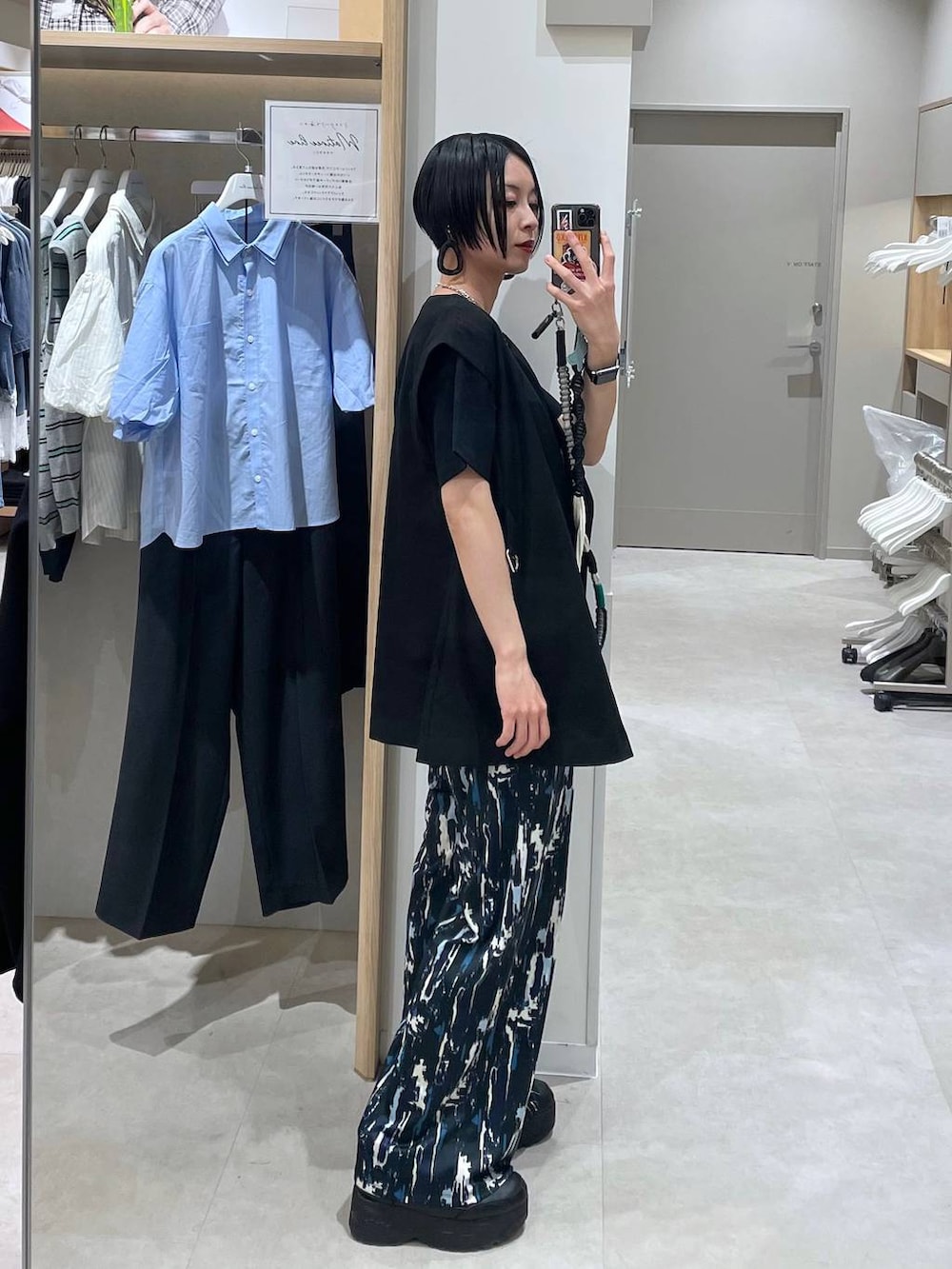 ブラック系のTシャツ/カットソー、シルバー系のネックレス、シルバー系のネックレスを着用したレディースの春コーディネートの3枚目の写真