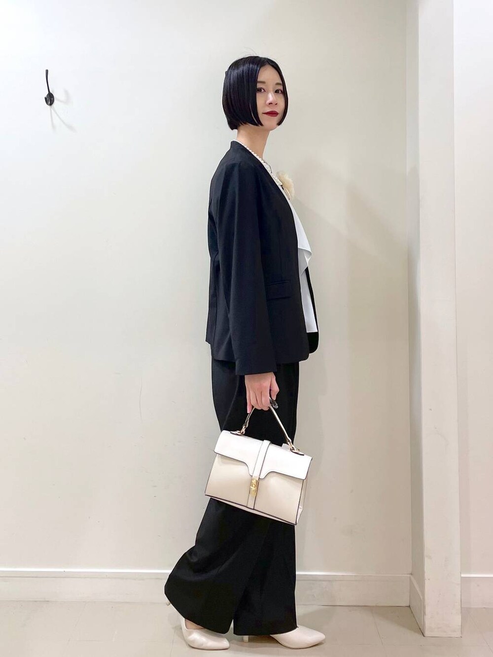 「着痩せ・細見え、高見え、若見え、ママコーデ、普通_GLOBAL WORK、GLOBAL WORK、ジャケット、ジャケットスタイル、ブラウス、セットアップ、ワイドパンツ、パンツ、楽ちんコーデ、体型カバー、ネックレス」|「GLOBAL WORKのウツクシルエットワイドパンツ/133599(その他パンツ、ブラック系)」を使った、るんるんさん(レディース・168cm)の春コーディネートの3枚目の写真