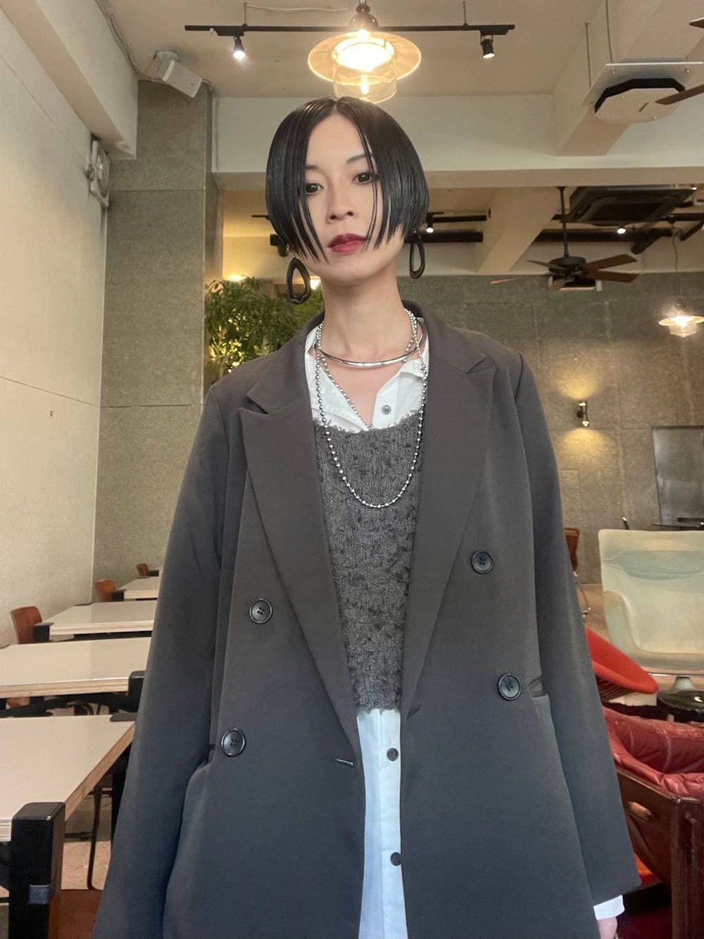 ホワイト系のシャツ/ブラウス、グレー系のテーラードジャケット、グレー系のベストを着用したレディースの春コーディネートの3枚目の写真