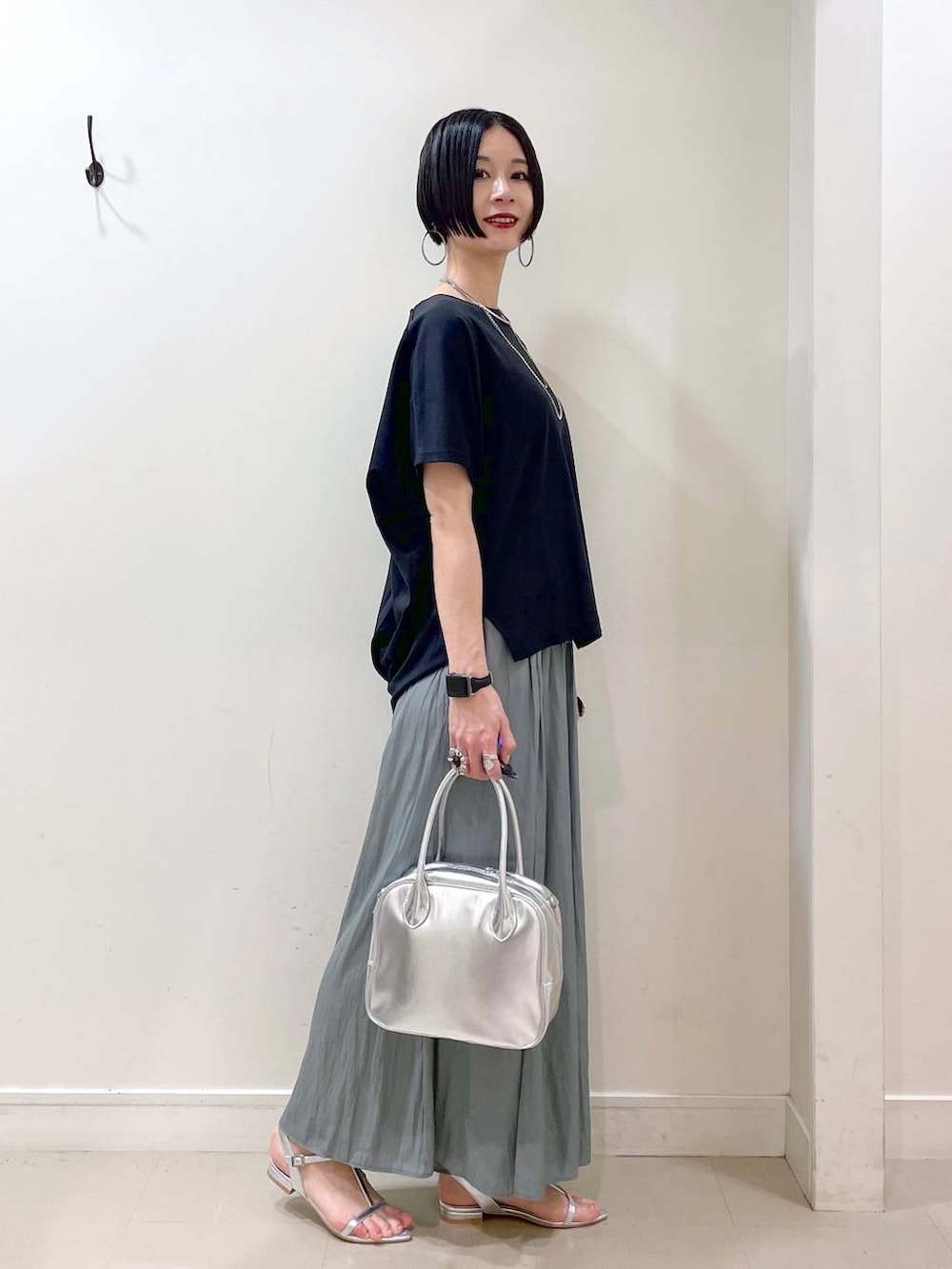 「高見え、若見え、着痩せ・細見え、ママコーデ、楽ちんコーデ、普通_GLOBAL WORK、高身長、体型カバー、GLOBAL WORK、シンプルコーデ、大人カジュアル、Tシャツ、ワイドパンツ、パンツ、ネックレス」｜「GLOBAL WORKのさらさらリラックスフレアワイドパンツ/147675（その他パンツ、グリーン系）」を使った、るんるんさん（レディース・168cm）の春コーディネートの2枚目の写真