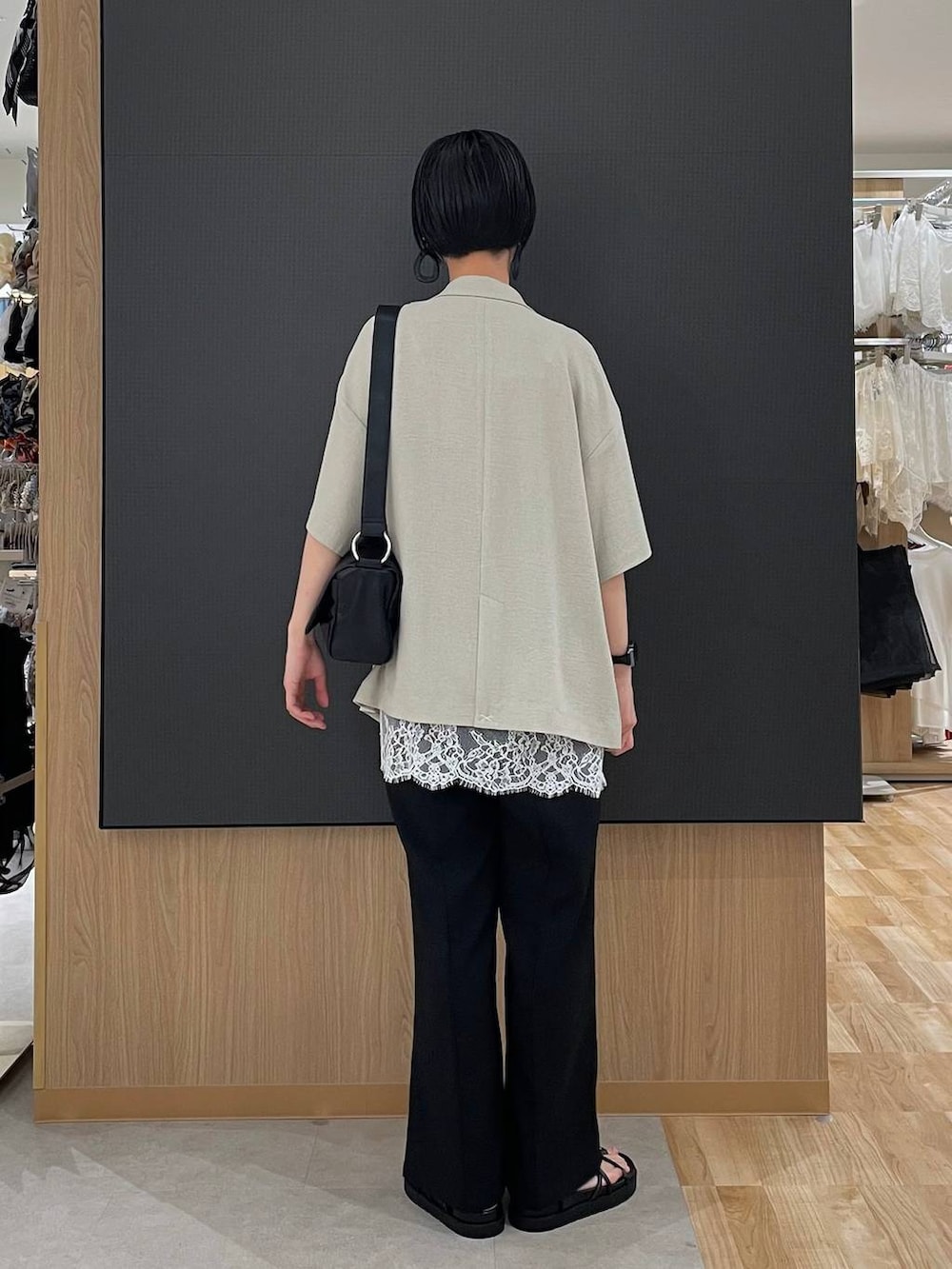 ホワイト系のキャミソール、ブラック系のその他パンツ、ベージュ系のテーラードジャケットを着用したレディースの春コーディネートの3枚目の写真