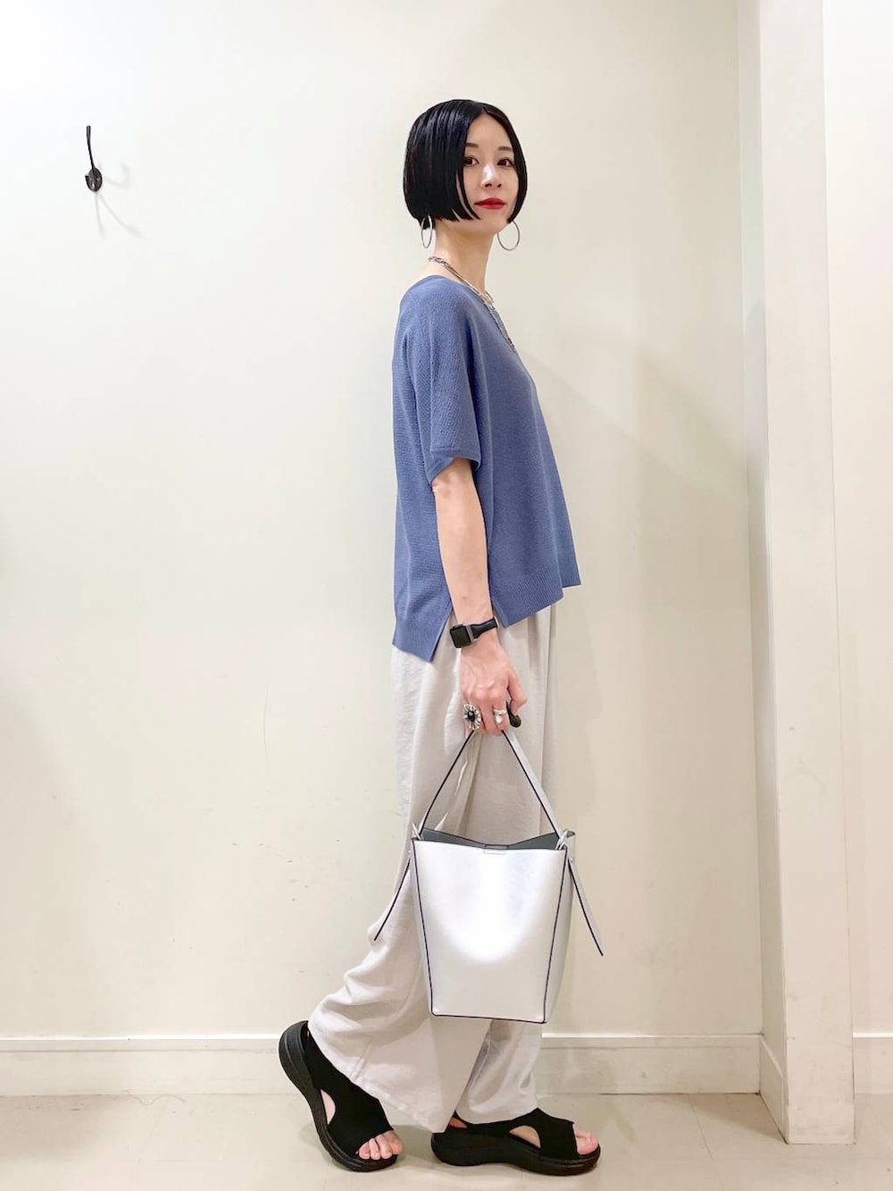 「高見え、若見え、着痩せ・細見え、ママコーデ、楽ちんコーデ、普通_GLOBAL WORK、高身長、体型カバー、GLOBAL WORK、シンプルコーデ、大人カジュアル、ワイドパンツ、パンツ、サンダル、ショルダーバッグ」|「GLOBAL WORKのスペ軽5WAYショルダー/253022(ショルダーバッグ、シルバー系)」を使った、るんるんさん(レディース・168cm)の春コーディネートの3枚目の写真