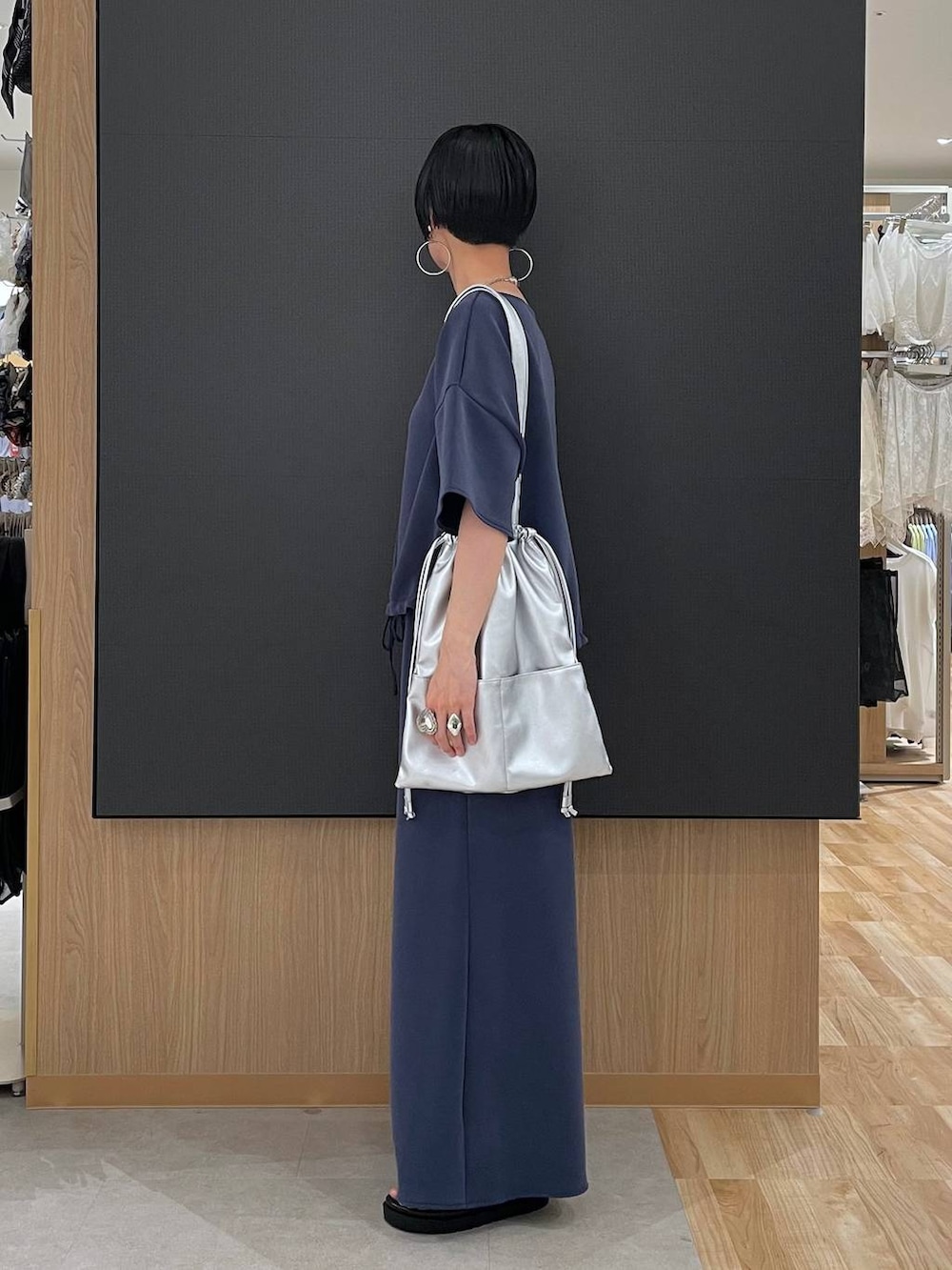 ブラック系のサンダル、ブルー系のTシャツ/カットソー、ブルー系のスカートを着用したレディースの夏コーディネートの5枚目の写真