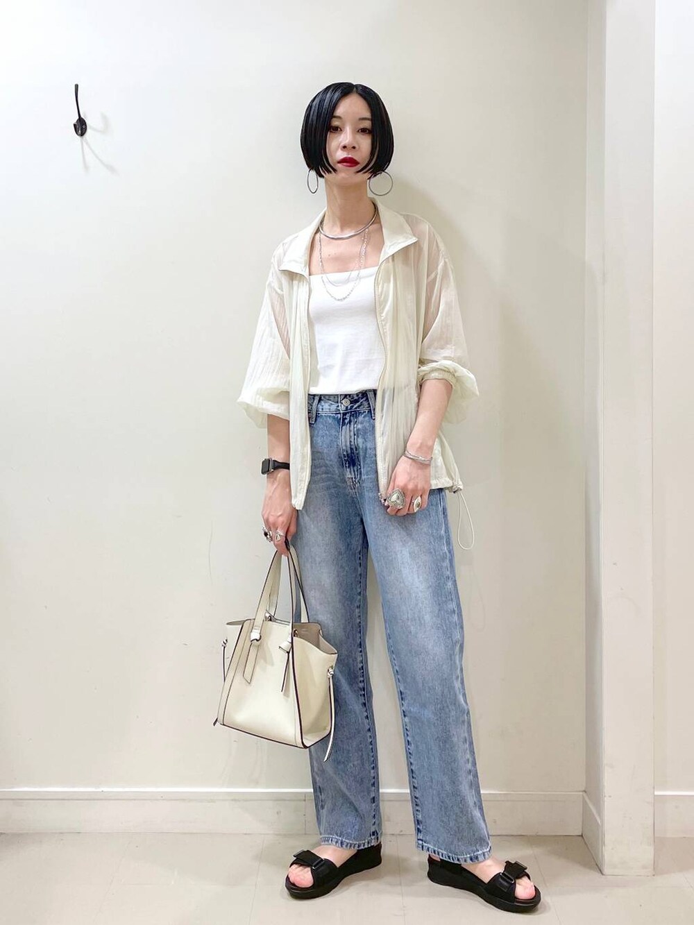 「ネックレス、ブルゾン、シアートップス、キャミソール、カップ付きインナー、デニムパンツ、パンツ、春コーデ、夏コーデ、高見え、若見え、着痩せ・細見え、ママコーデ、楽ちんコーデ、普通_GLOBAL WORK」|「GLOBAL WORKのGOODデニムストレートパンツ/209645(デニムパンツ、ブルー系)」を使った、るんるんさん(レディース・168cm)の春コーディネートの7枚目の写真