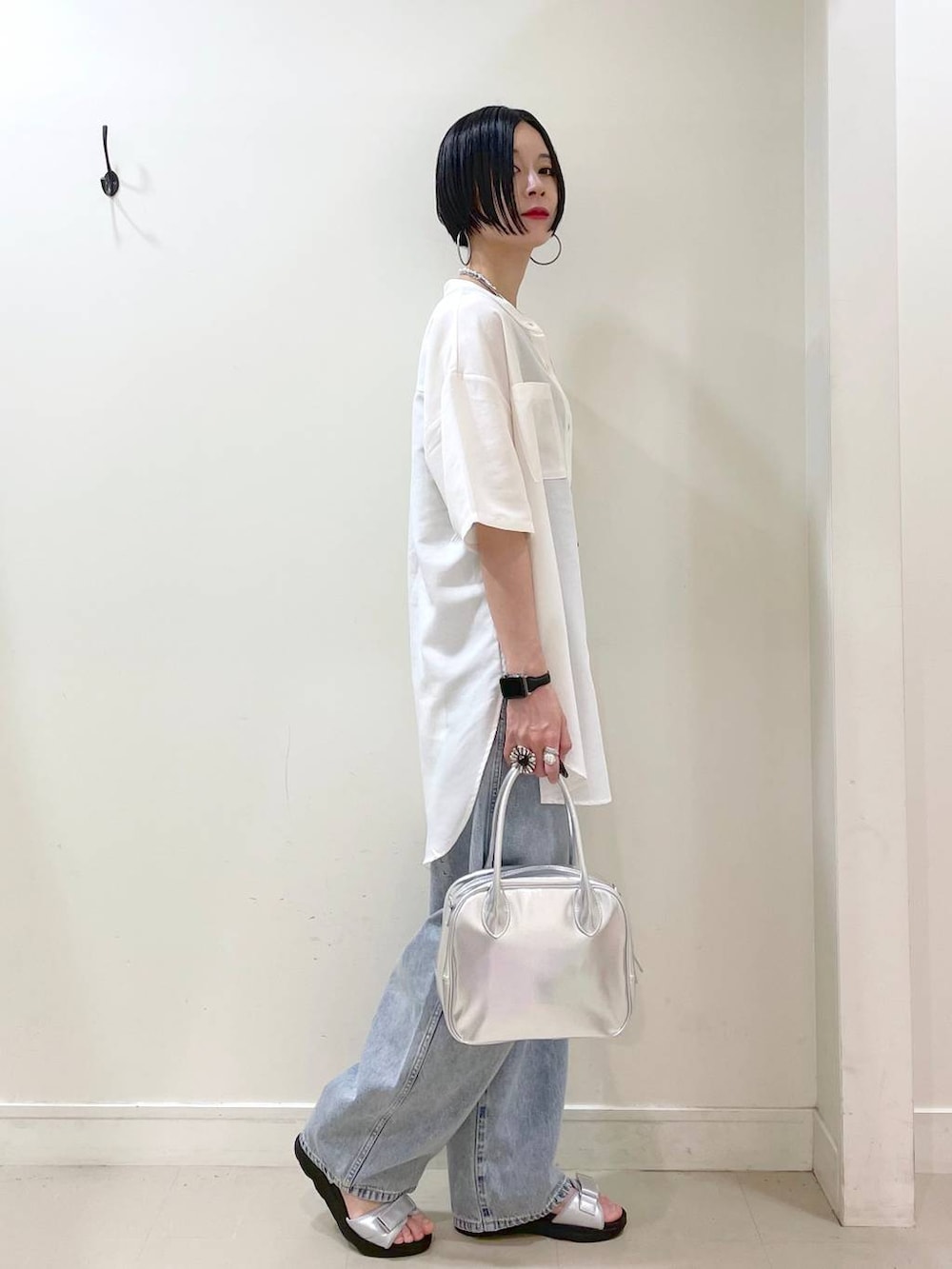 「高見え、若見え、着痩せ・細見え、ママコーデ、楽ちんコーデ、普通_GLOBAL WORK、高身長、体型カバー、GLOBAL WORK、シンプルコーデ、大人カジュアル、シャツ、カップ付きインナー、ワイドパンツ、パンツ」|「GLOBAL WORKのGOODデニムバギーパンツ/118365(デニムパンツ、ブルー系)」を使った、るんるんさん(レディース・168cm)の夏コーディネートの3枚目の写真