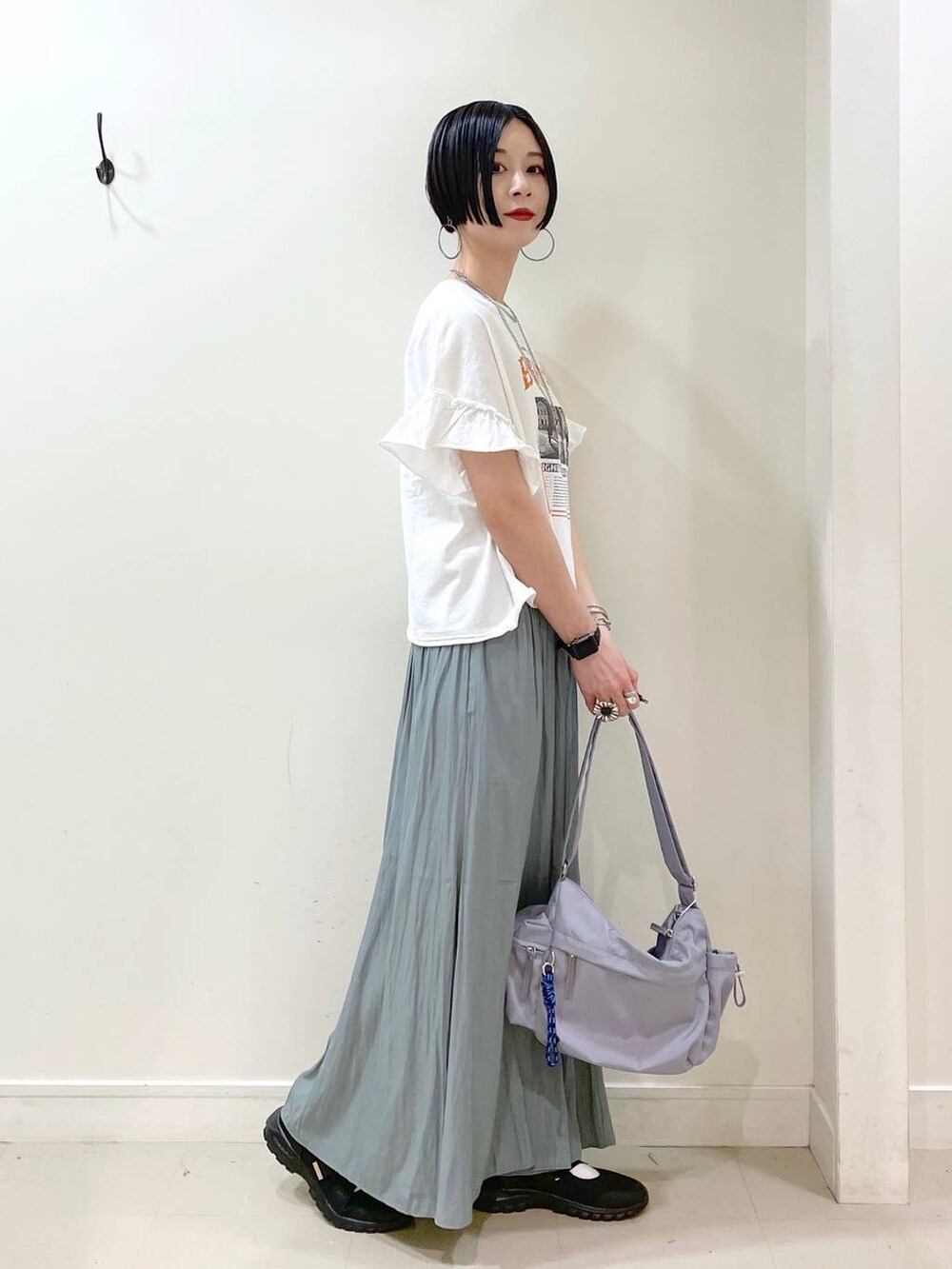 「高見え、若見え、着痩せ・細見え、ママコーデ、楽ちんコーデ、普通_GLOBAL WORK、高身長、体型カバー、GLOBAL WORK、シンプルコーデ、大人カジュアル、Tシャツ、ワイドパンツ、パンツ、春コーデ」｜「GLOBAL WORKのエアかるクッションベルトスニーカー/102313（スニーカー、ブラック系）」を使った、るんるんさん（レディース・168cm）の春コーディネートの3枚目の写真