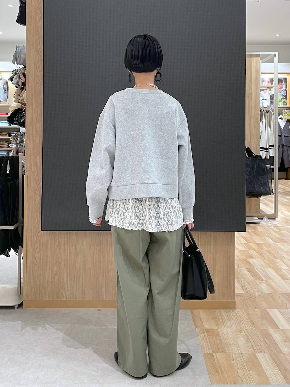 ブラック系のその他シューズ、ブラック系のトートバッグ、グレー系のカーディガン/ボレロを着用したレディースの春コーディネートの4枚目の写真