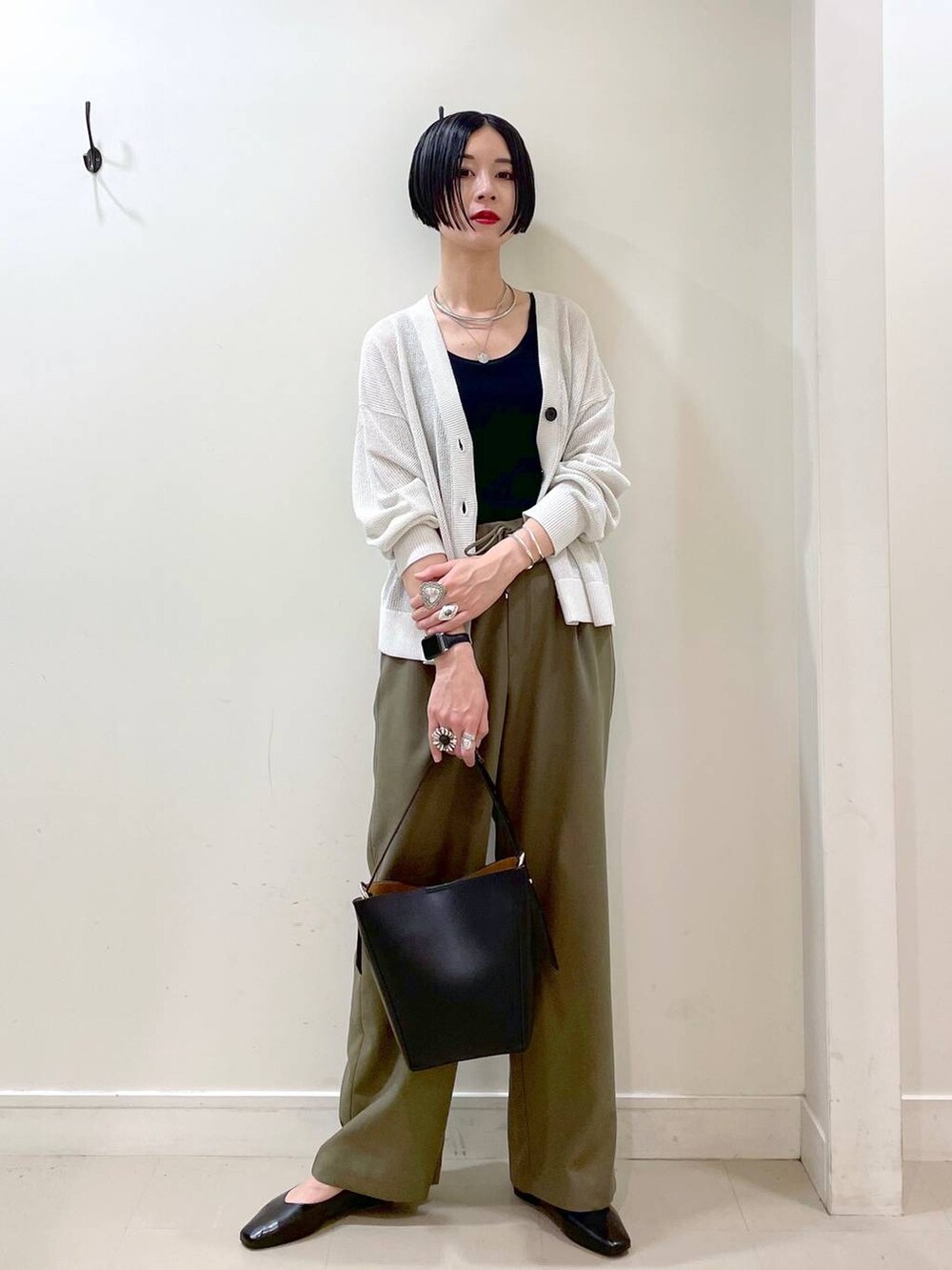 「カーディガン、タンクトップ、ワイドパンツ、パンツ、ネックレス、ショルダーバッグ、春コーデ、夏コーデ、春夏コーデ、高見え、若見え、着痩せ・細見え、ママコーデ、楽ちんコーデ、普通_GLOBAL WORK」|「GLOBAL WORKのらくっション撥水フィットパンプス/135895(パンプス、ブラック系)」を使った、るんるんさん(レディース・168cm)の春コーディネートの7枚目の写真