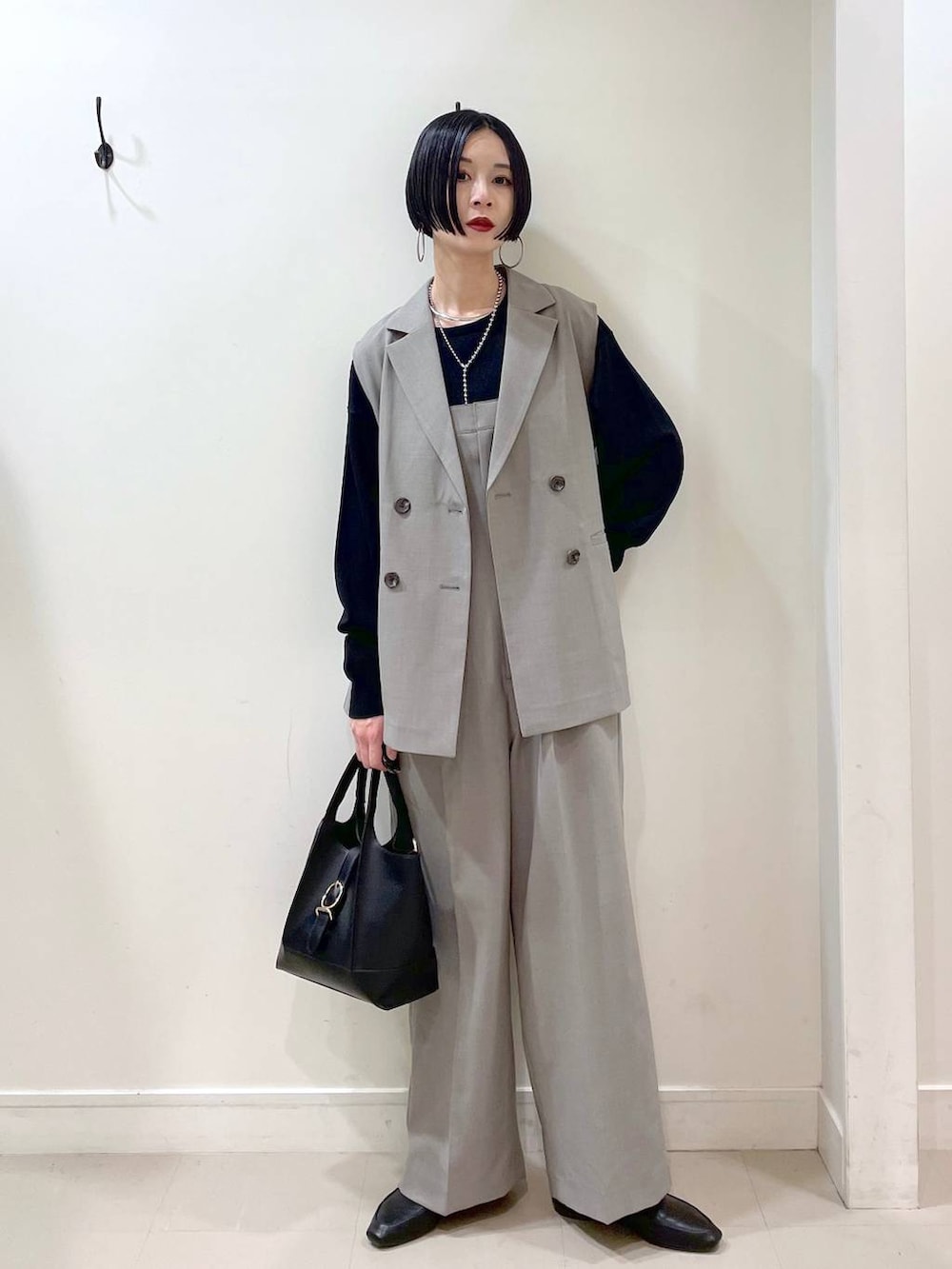 「高見え、若見え、着痩せ・細見え、ママコーデ、楽ちんコーデ、普通_GLOBAL WORK、高身長、体型カバー、GLOBAL WORK、シンプルコーデ、ベスト、ニット、春コーデ、サロペット、ワイドパンツ」｜「GLOBAL WORKのステンレスボールY字ネックレス/106439（ネックレス、シルバー系）」を使った、るんるんさん（レディース・168cm）の春コーディネートの6枚目の写真