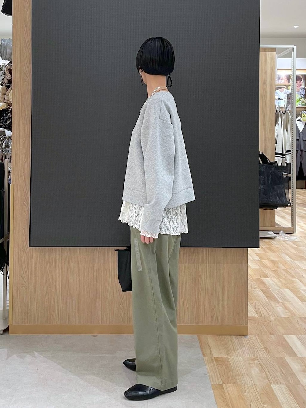 ブラック系のその他シューズ、ブラック系のトートバッグ、グレー系のカーディガン/ボレロを着用したレディースの春コーディネートの5枚目の写真