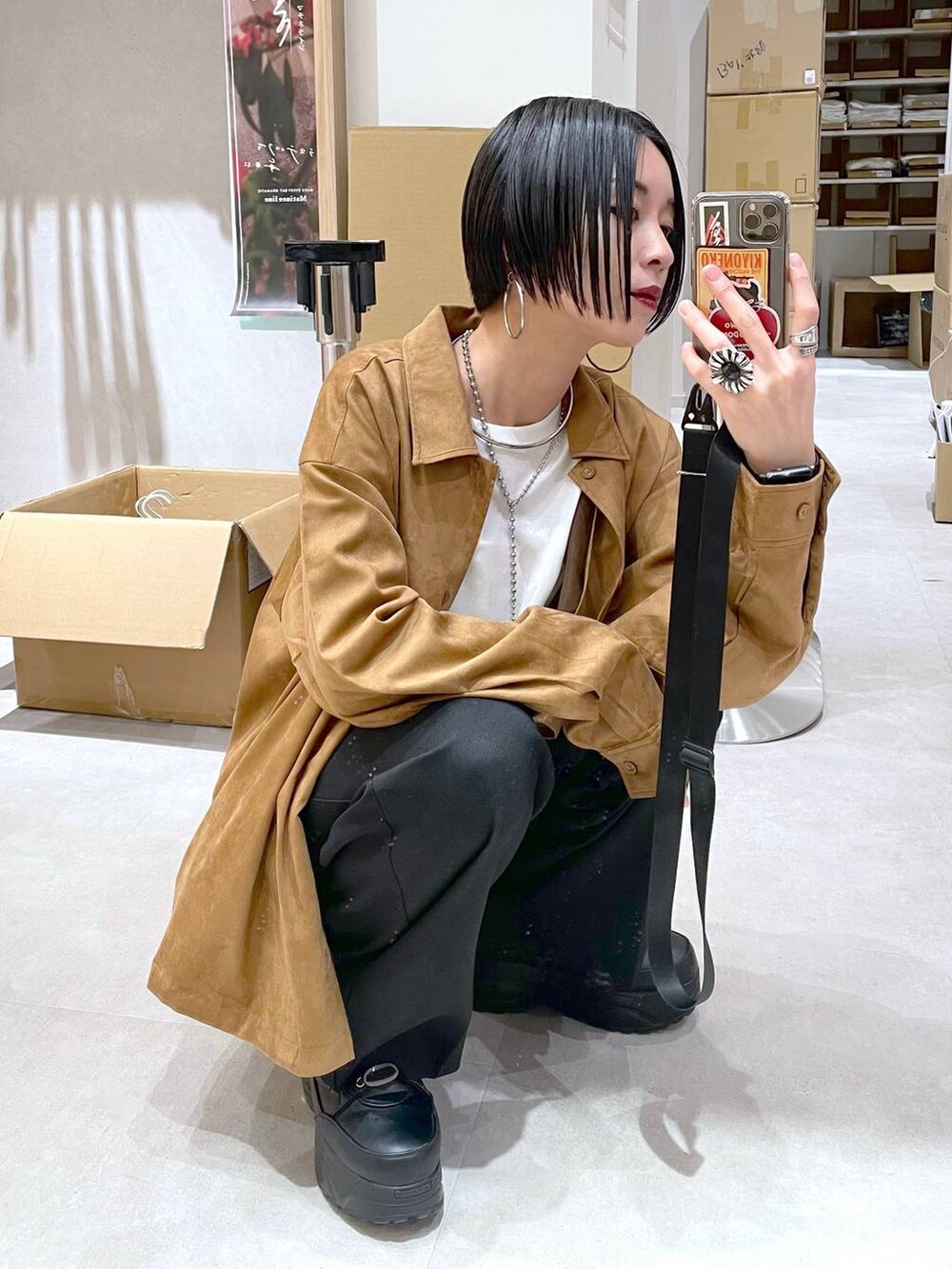 ベージュ系のシャツ/ブラウス、ブラック系のその他パンツ、ホワイト系のTシャツ/カットソーを着用したレディースの秋コーディネートの6枚目の写真