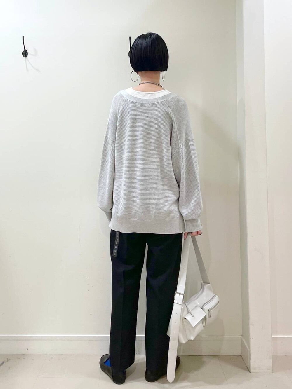 「ジャケット、ジャケットスタイル、カーディガン、タンクトップ、セットアップ、楽ちんコーデ、体型カバー、春コーデ、ネックレス、ショルダーバッグ、バッグ、高見え、若見え、着痩せ・細見え、ママコーデ」|「GLOBAL WORKのらくっション踏めるバブーシュ/136007(その他シューズ、ブラック系)」を使った、るんるんさん(レディース・168cm)の春コーディネートの8枚目の写真