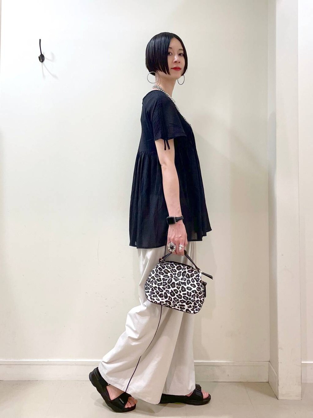 「高見え、若見え、着痩せ・細見え、ママコーデ、楽ちんコーデ、普通_GLOBAL WORK、高身長、体型カバー、GLOBAL WORK、シンプルコーデ、大人カジュアル、ブラウス、ワイドパンツ、パンツ、ネックレス」|「GLOBAL WORKのスペ軽お財布ショルダー/132336(ショルダーバッグ、その他)」を使った、るんるんさん(レディース・168cm)の夏コーディネートの3枚目の写真