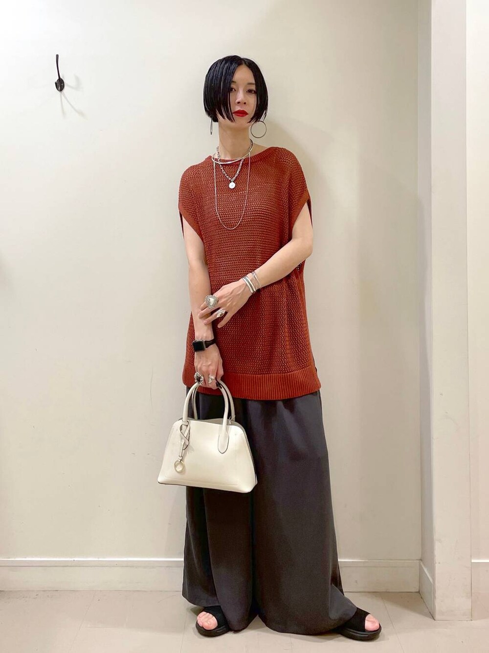 ホワイト系のショルダーバッグ、ホワイト系のキャミソール、ブラウン系のTシャツ/カットソーを着用したレディースの夏コーディネートの2枚目の写真