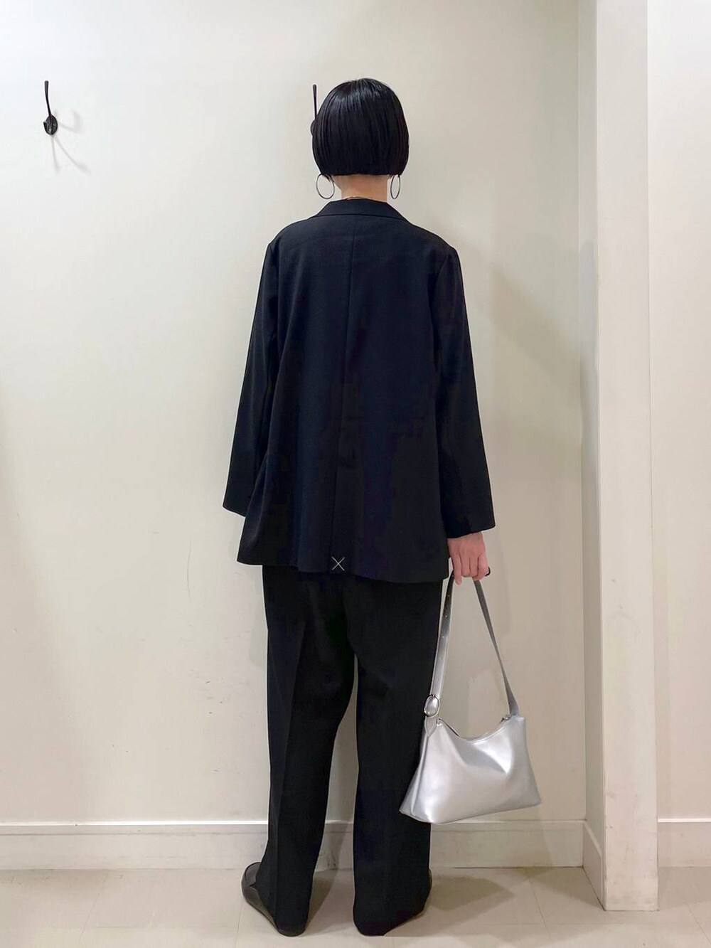 「着痩せ・細見え、ママコーデ、楽ちんコーデ、普通_GLOBAL WORK、高身長、体型カバー、GLOBAL WORK、シンプルコーデ、ジャケット、ジャケットスタイル、ニット、サロペット、ワイドパンツ、パンツ、春コーデ」|「GLOBAL WORKのステンレスボールY字ネックレス/106439(ネックレス、シルバー系)」を使った、るんるんさん(レディース・168cm)の春コーディネートの4枚目の写真