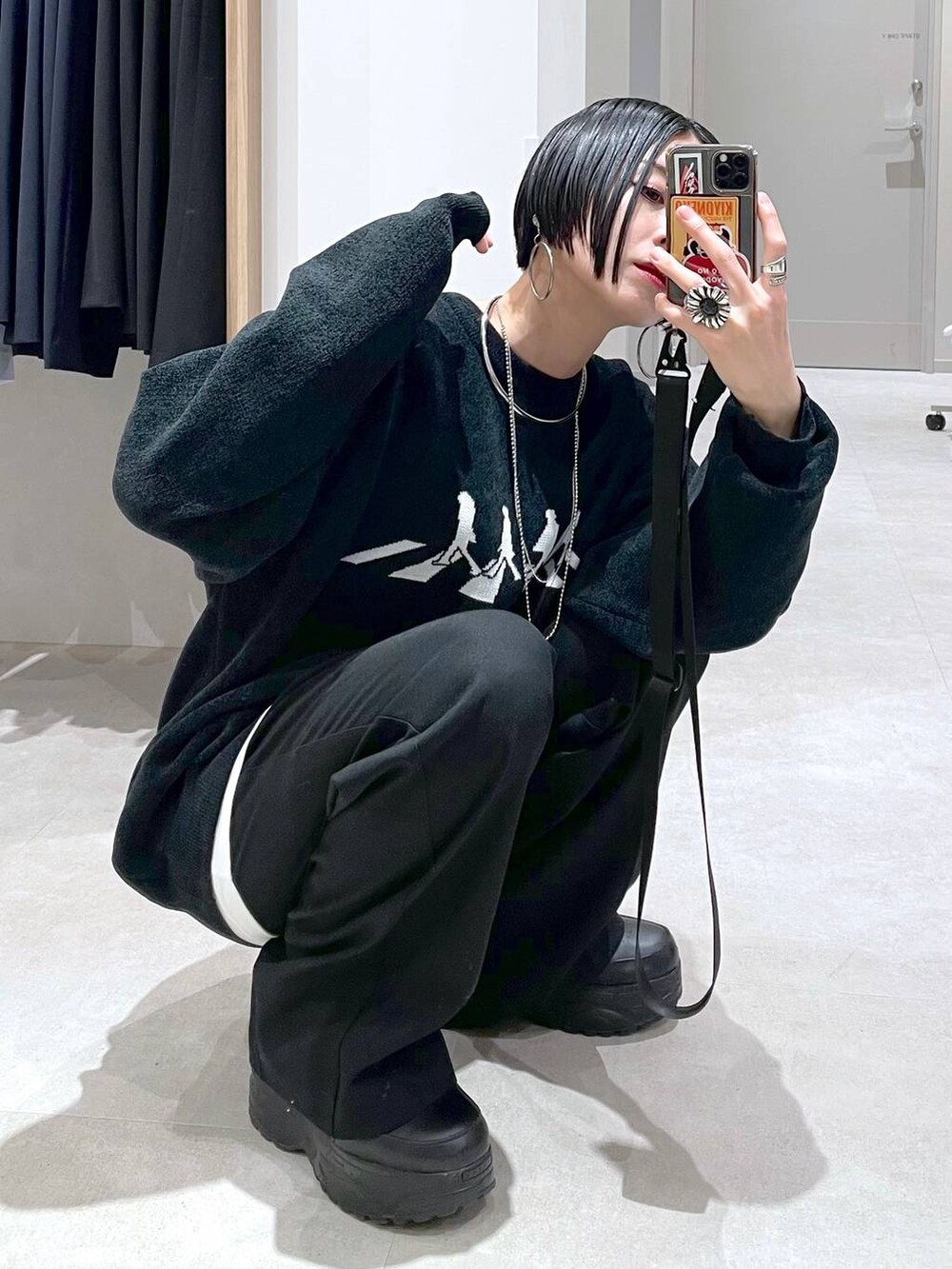 ブラック系のその他パンツ、ホワイト系のTシャツ/カットソー、ブラック系のTシャツ/カットソーを着用したレディースの冬コーディネートの6枚目の写真