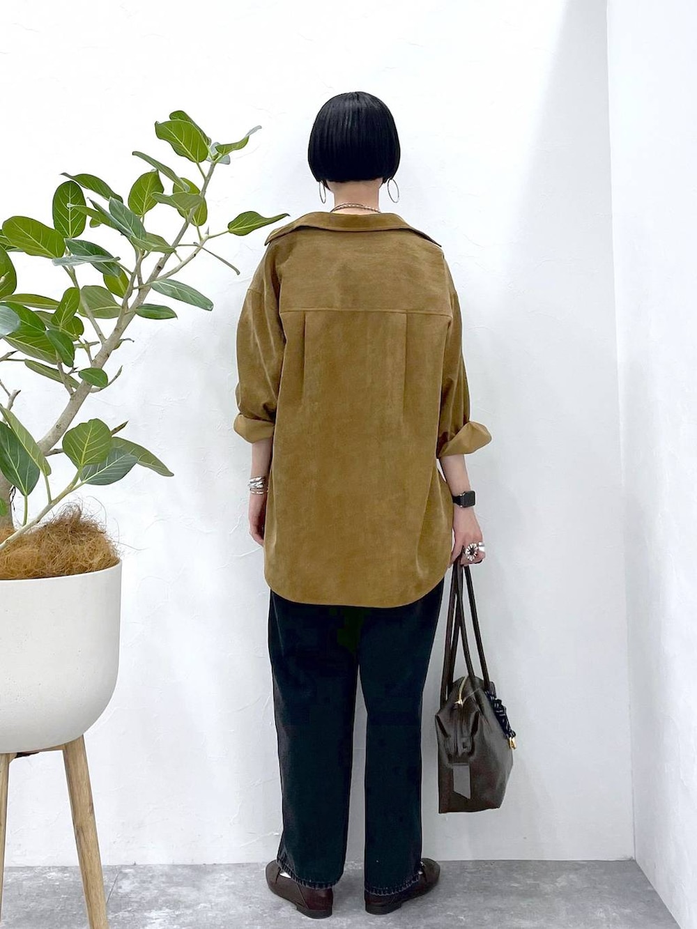 「高見え、若見え、ママコーデ、着痩せ・細見え、楽ちんコーデ、普通_GLOBAL WORK、高身長、体型カバー、GLOBAL WORK、シンプルコーデ、大人カジュアル、シャツ、デニムパンツ、パンツ、ネックレス」｜「GLOBAL WORKのステンレスボールY字ネックレス/106439（ネックレス、シルバー系）」を使った、るんるんさん（レディース・168cm）の夏コーディネートの4枚目の写真