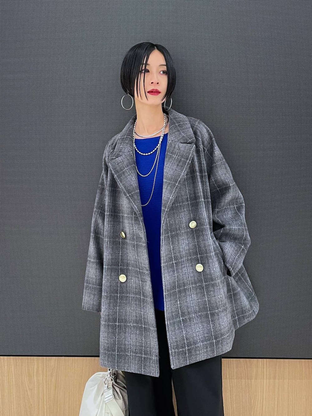 ホワイト系のショルダーバッグ、その他のチェスターコート、ブラック系のその他パンツを着用したレディースの秋コーディネートの2枚目の写真