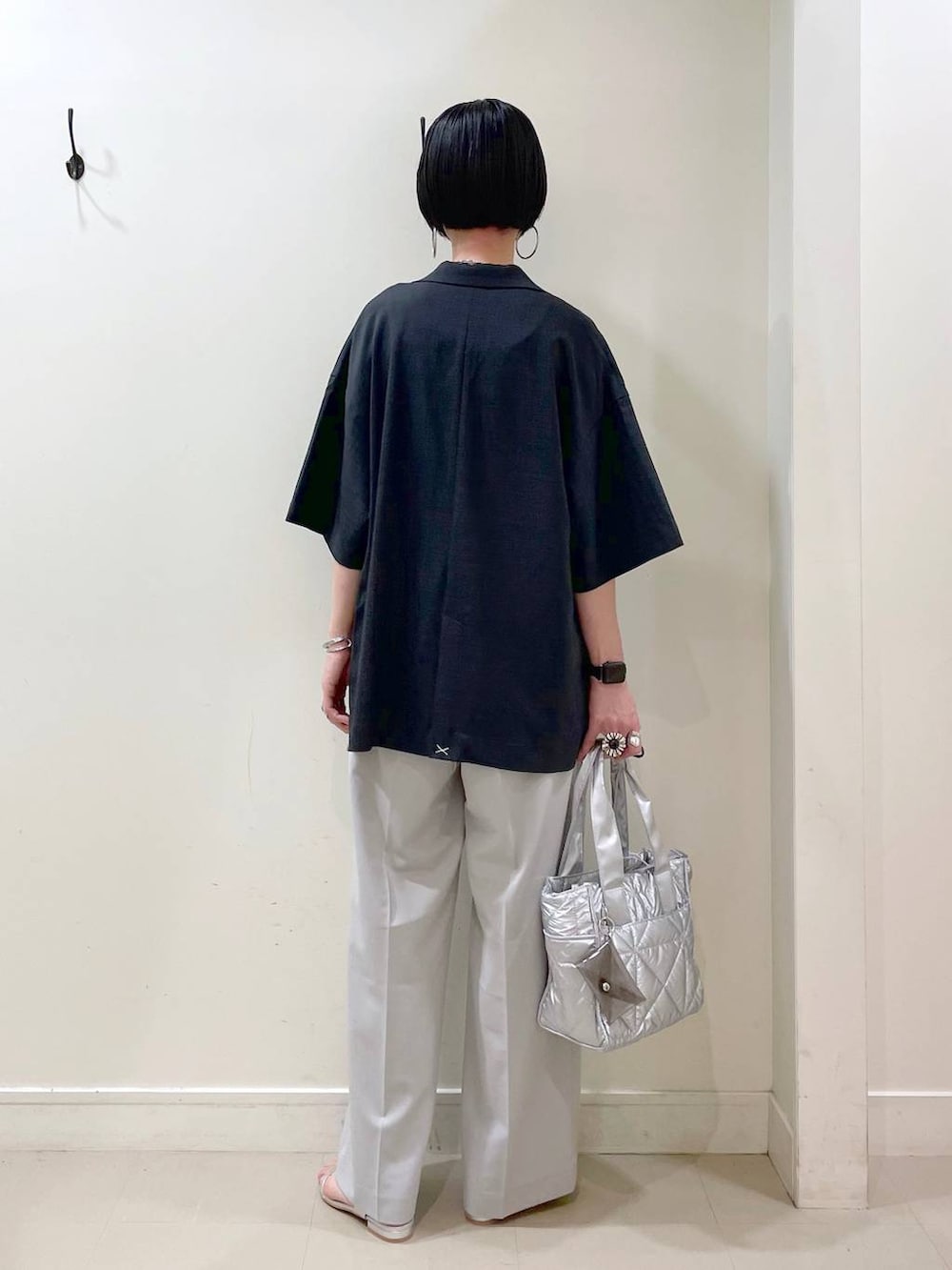 「高見え、若見え、着痩せ・細見え、ママコーデ、楽ちんコーデ、普通_GLOBAL WORK、高身長、体型カバー、GLOBAL WORK、シンプルコーデ、大人カジュアル、ジャケット、ジャケットスタイル、キャミソール、ワイドパンツ」|「GLOBAL WORKの推しごとキルティング2WAYトート/286286(トートバッグ、シルバー系)」を使った、るんるんさん(レディース・168cm)の春コーディネートの4枚目の写真