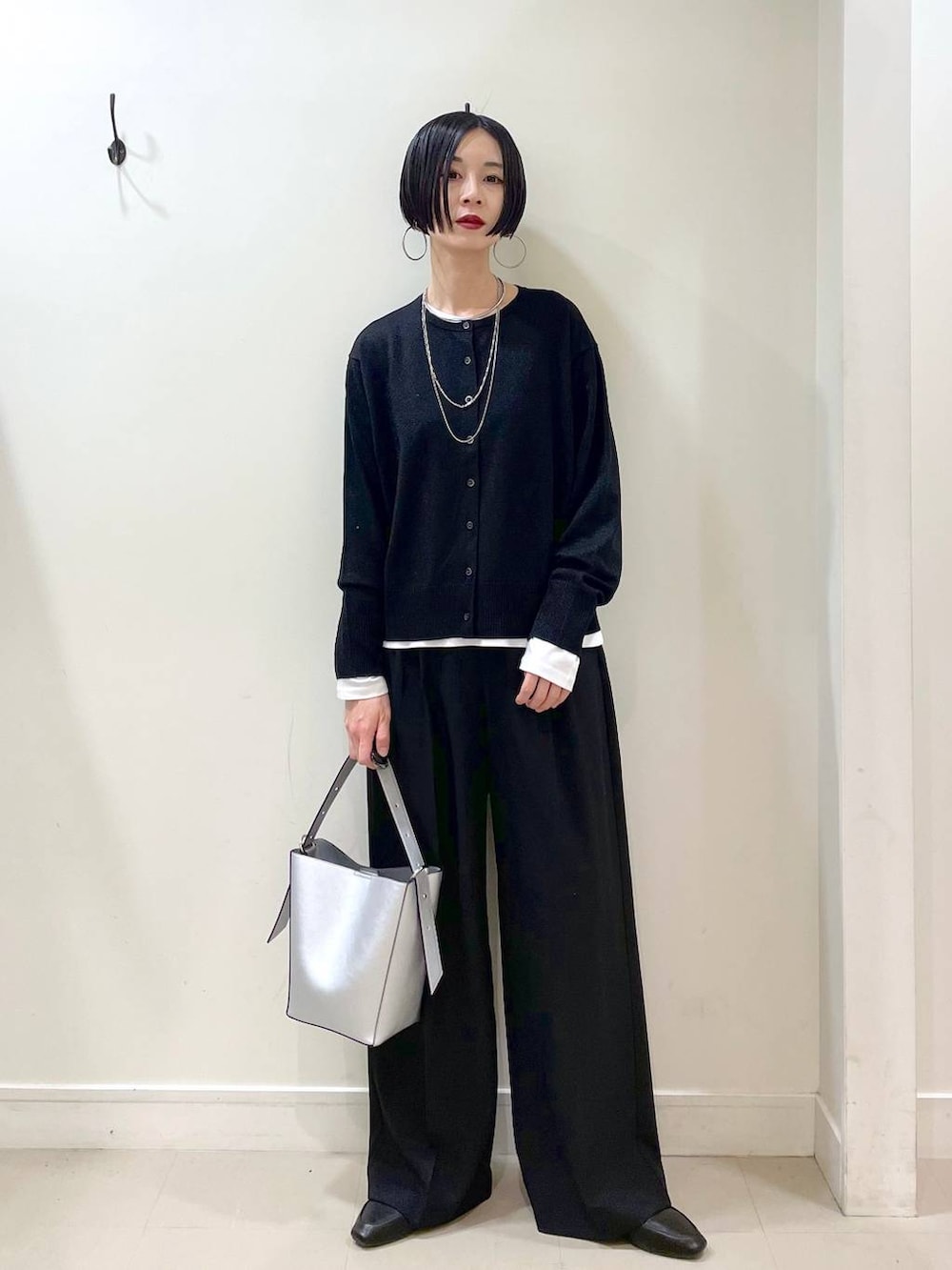 「マウンテンパーカー、ブルゾン、アウター、カーディガン、Tシャツ、ロンT、春コーデ、ワイドパンツ、パンツ、楽ちんコーデ、体型カバー、シンプルコーデ、ネックレス、高見え、若見え」|「GLOBAL WORKのらくっション踏めるバブーシュ/136007(その他シューズ、ブラック系)」を使った、るんるんさん(レディース・168cm)の春コーディネートの7枚目の写真