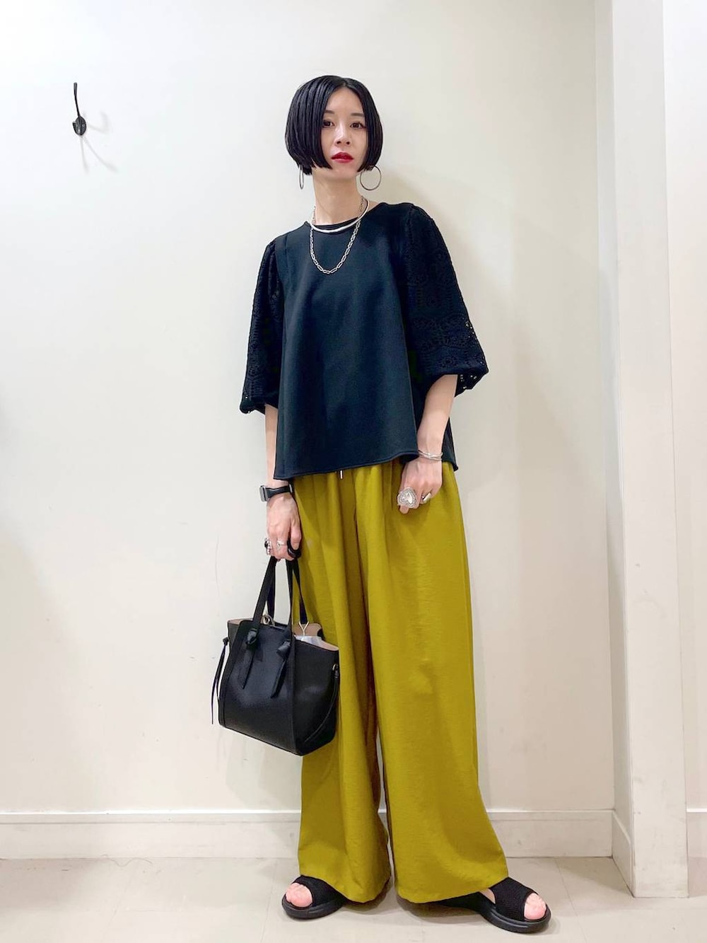 「高見え、若見え、着痩せ・細見え、ママコーデ、楽ちんコーデ、普通_GLOBAL WORK、高身長、体型カバー、GLOBAL WORK、シンプルコーデ、大人カジュアル、Tシャツ、ワイドパンツ、パンツ、ネックレス」｜「GLOBAL WORKのスペ軽変形3WAYBAG/234491（ショルダーバッグ、ブラック系）」を使った、るんるんさん（レディース・168cm）の春コーディネートの6枚目の写真