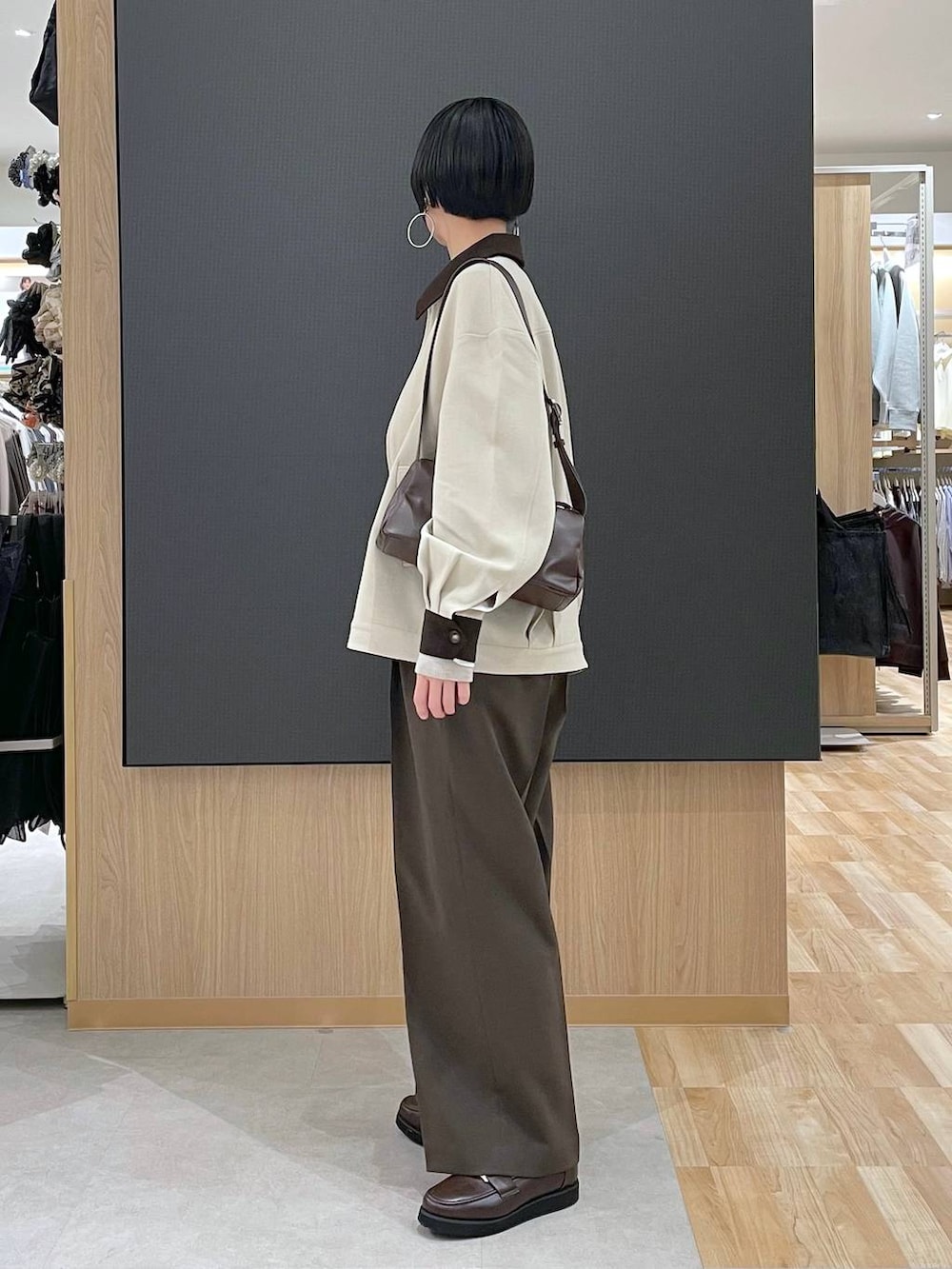 ブラウン系のローファー、ブラウン系のその他パンツ、ホワイト系のニット/セーターを着用したレディースの春コーディネートの4枚目の写真