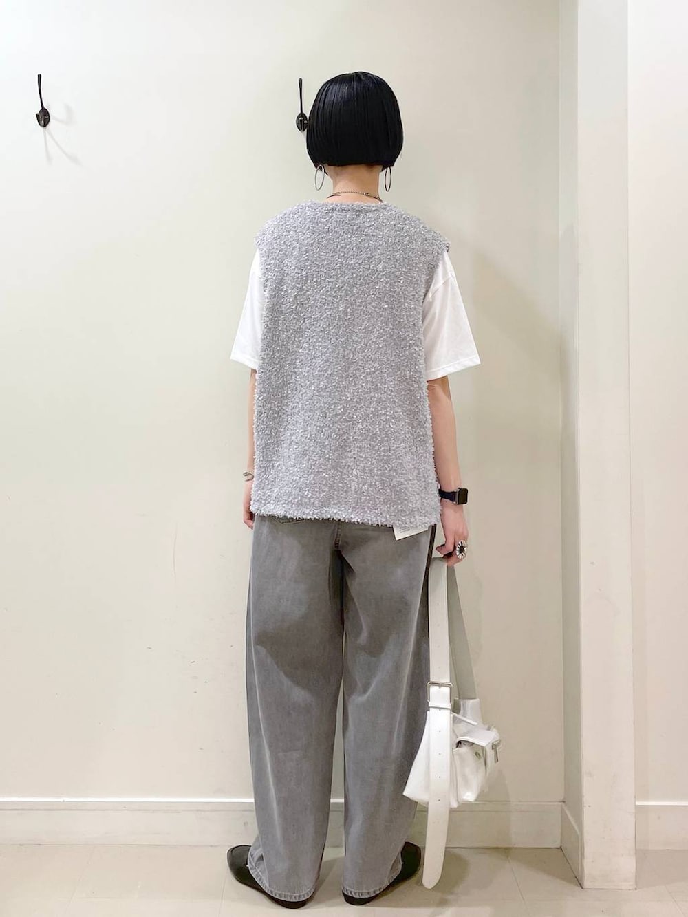 「ママコーデ、楽ちんコーデ、普通_GLOBAL WORK、高身長、体型カバー、GLOBAL WORK、シンプルコーデ、大人カジュアル、Tシャツ、ベスト、ワイドパンツ、パンツ、デニムパンツ、春コーデ、春夏コーデ」｜「GLOBAL WORKのらくっション踏めるバブーシュ/136007（その他シューズ、ブラック系）」を使った、るんるんさん（レディース・168cm）の春コーディネートの4枚目の写真