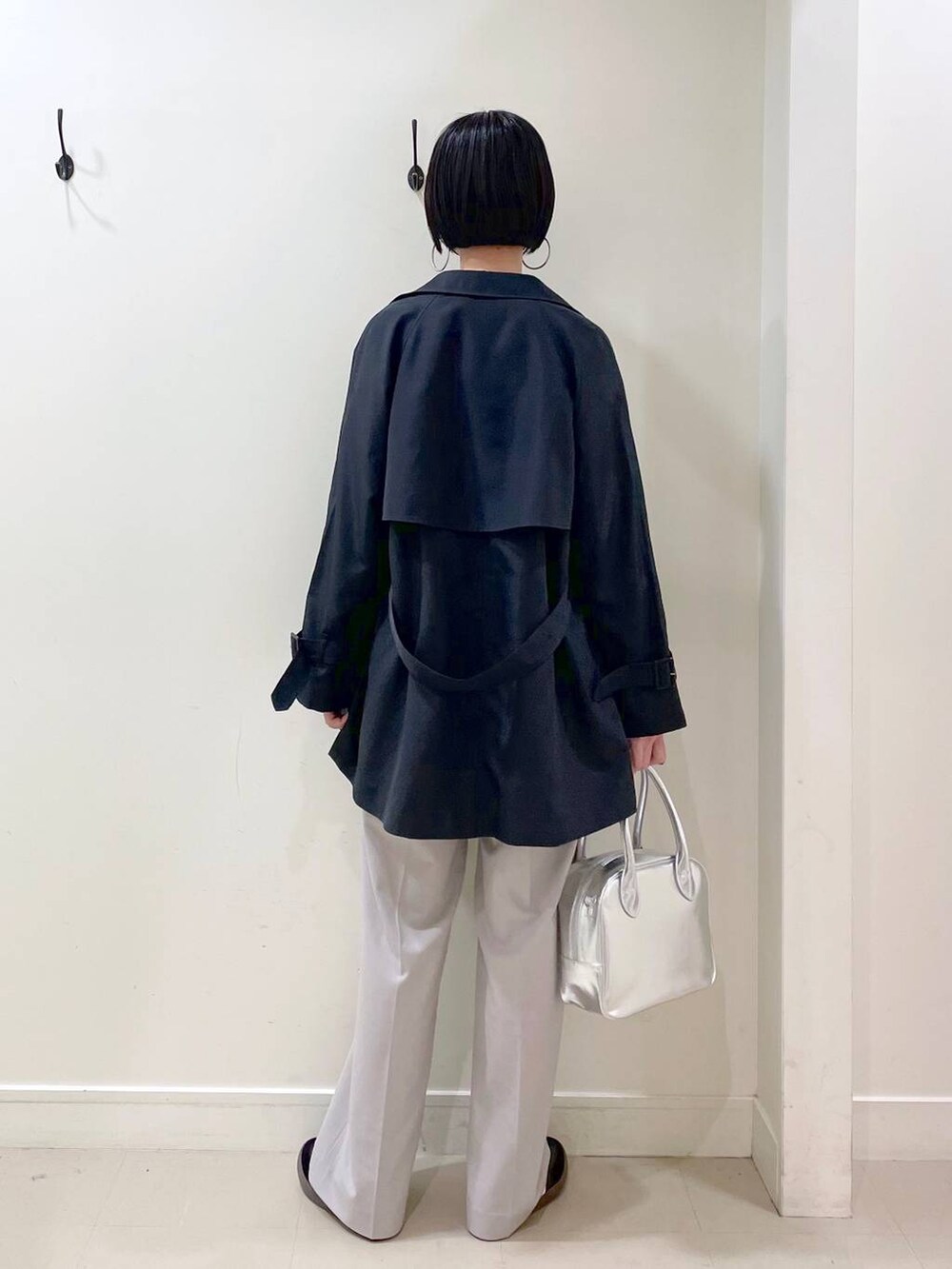 「高見え、若見え、着痩せ・細見え、ママコーデ、普通_GLOBAL WORK、高身長、GLOBAL WORK、トレンチコート、コート、ニット、ワイドパンツ、パンツ、楽ちんコーデ、体型カバー、きれいめ」|「GLOBAL WORKのステンレスボールY字ネックレス/106439(ネックレス、シルバー系)」を使った、るんるんさん(レディース・168cm)の春コーディネートの4枚目の写真