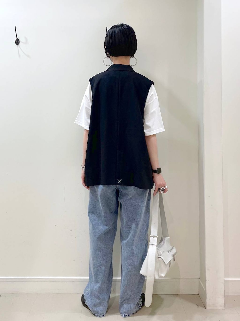 「シンプルコーデ、大人カジュアル、高見え、若見え、着痩せ・細見え、ママコーデ、楽ちんコーデ、普通_GLOBAL WORK、高身長、体型カバー、GLOBAL WORK、ベスト、Tシャツ、デニムパンツ、パンツ」|「GLOBAL WORKのGOODデニムバギーパンツ/118365(デニムパンツ、ブルー系)」を使った、るんるんさん(レディース・168cm)の春コーディネートの4枚目の写真