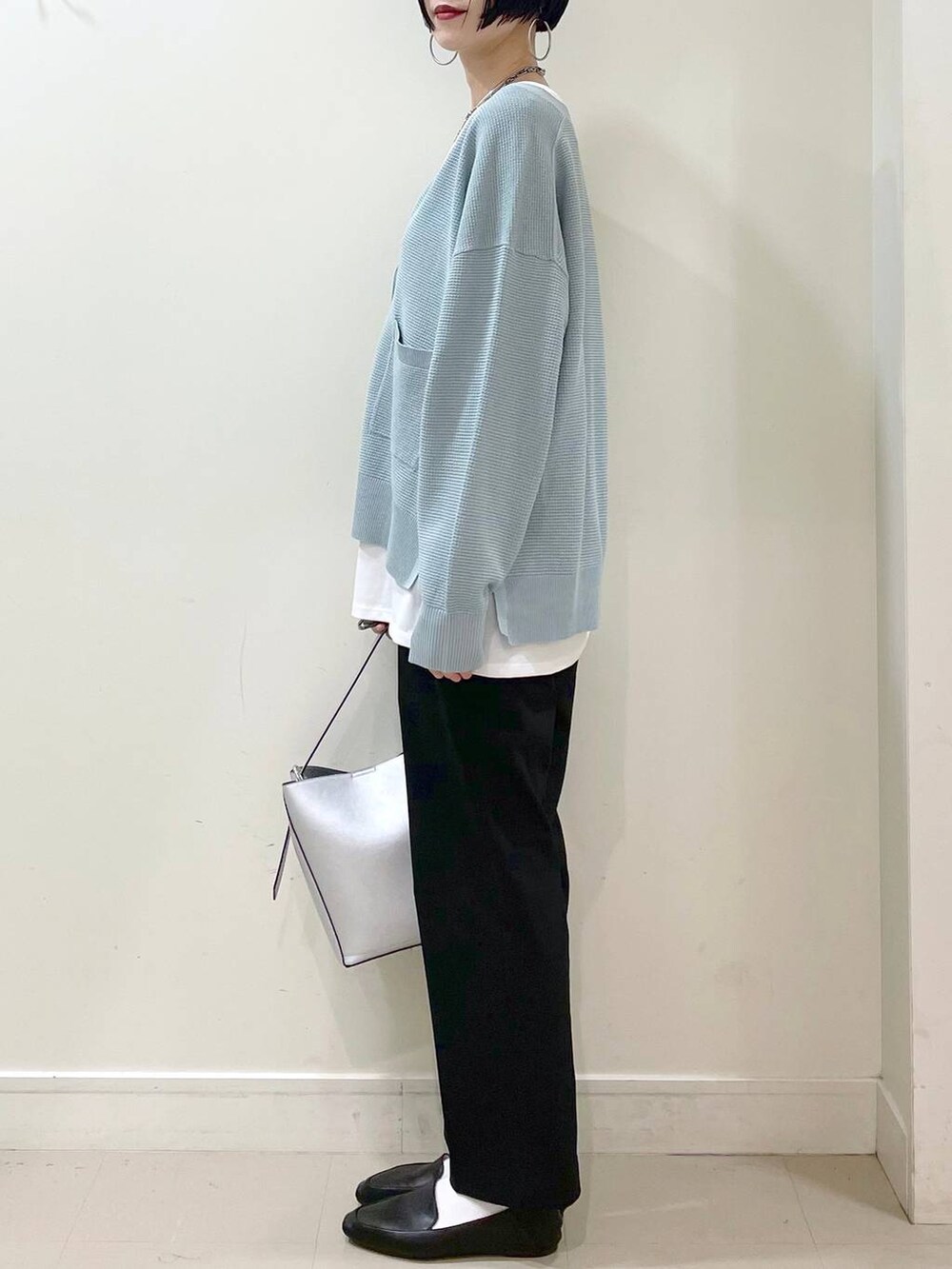 「高見え、若見え、着痩せ・細見え、ママコーデ、高身長、体型カバー、GLOBAL WORK、シンプルコーデ、カーディガン、タンクトップ、テーパードパンツ、パンツ、ショルダーバッグ、バッグ、ネックレス」|「GLOBAL WORKのらくっション踏めるバブーシュ/136007(その他シューズ、ブラック系)」を使った、るんるんさん(レディース・168cm)の春コーディネートの4枚目の写真