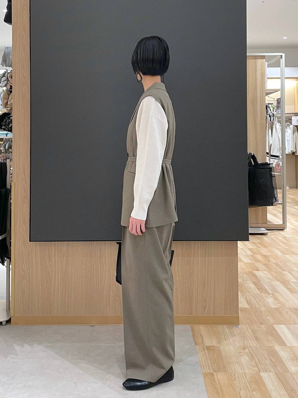 ブラック系のその他シューズ、ブラック系のトートバッグ、ベージュ系のニット/セーターを着用したレディースの春コーディネートの5枚目の写真