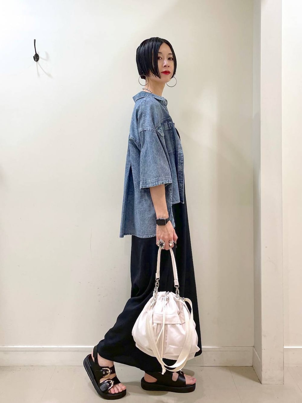 「シャツ、キャミソール、カップ付きインナー、サロペット、デニムシャツ、夏コーデ、サンダル、ショルダーバッグ、高見え、若見え、着痩せ・細見え、ママコーデ、楽ちんコーデ、普通_GLOBAL WORK、高身長」｜「GLOBAL WORKの撥水軽量2WAYバッグ/137590（ショルダーバッグ、ホワイト系）」を使った、るんるんさん（レディース・168cm）の夏コーディネートの3枚目の写真