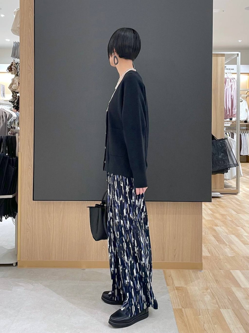 ブラック系のローファー、ブラック系のブルゾン、ブラック系のトートバッグを着用したレディースの春コーディネートの9枚目の写真