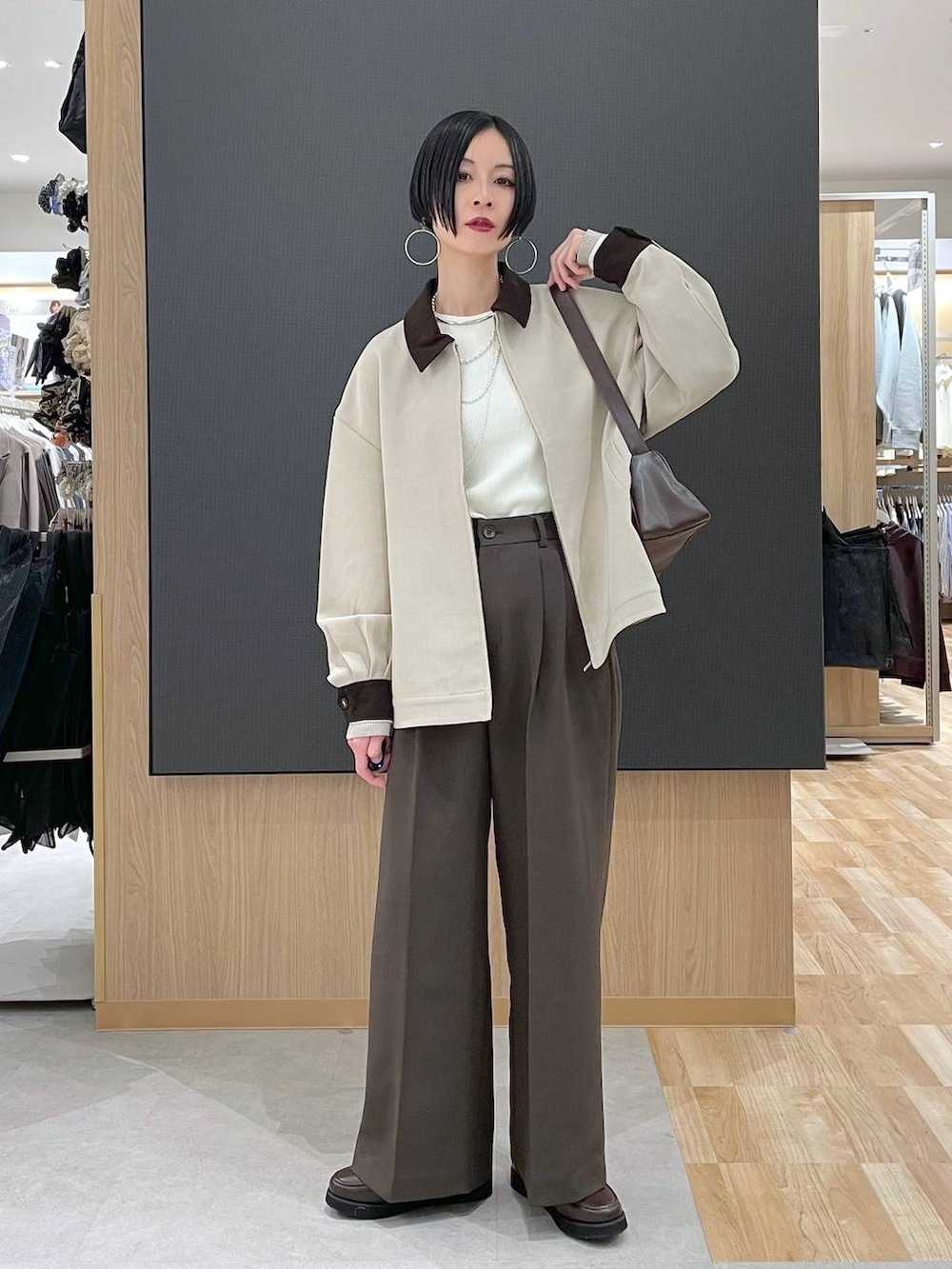 ブラウン系のローファー、ブラウン系のその他パンツ、ホワイト系のニット/セーターを着用したレディースの春コーディネートの5枚目の写真