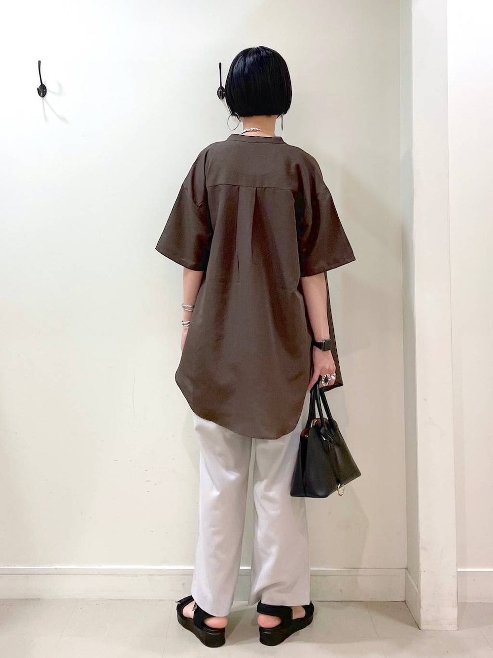 「高見え、若見え、着痩せ・細見え、ママコーデ、楽ちんコーデ、普通_GLOBAL WORK、高身長、体型カバー、GLOBAL WORK、シンプルコーデ、大人カジュアル、シャツ、キャミソール、ワイドパンツ、パンツ」｜「GLOBAL WORKのアップルウォッチ/合皮バンド/160631（デジタル腕時計、ブラック系）」を使った、るんるんさん（レディース・168cm）の夏コーディネートの5枚目の写真