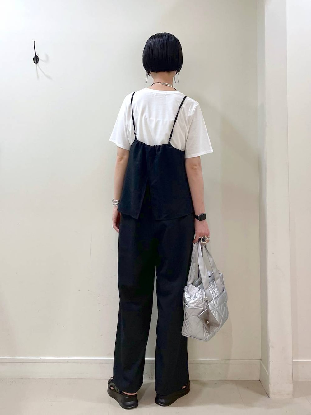 「高見え、若見え、着痩せ・細見え、大人カジュアル、GLOBAL WORK、シンプルコーデ、ママコーデ、楽ちんコーデ、普通_GLOBAL WORK、高身長、体型カバー、Tシャツ、サロペット、ビスチェ、ネックレス」|「GLOBAL WORKの推しごとキルティング2WAYトート/286286(トートバッグ、シルバー系)」を使った、るんるんさん(レディース・168cm)の夏コーディネートの4枚目の写真