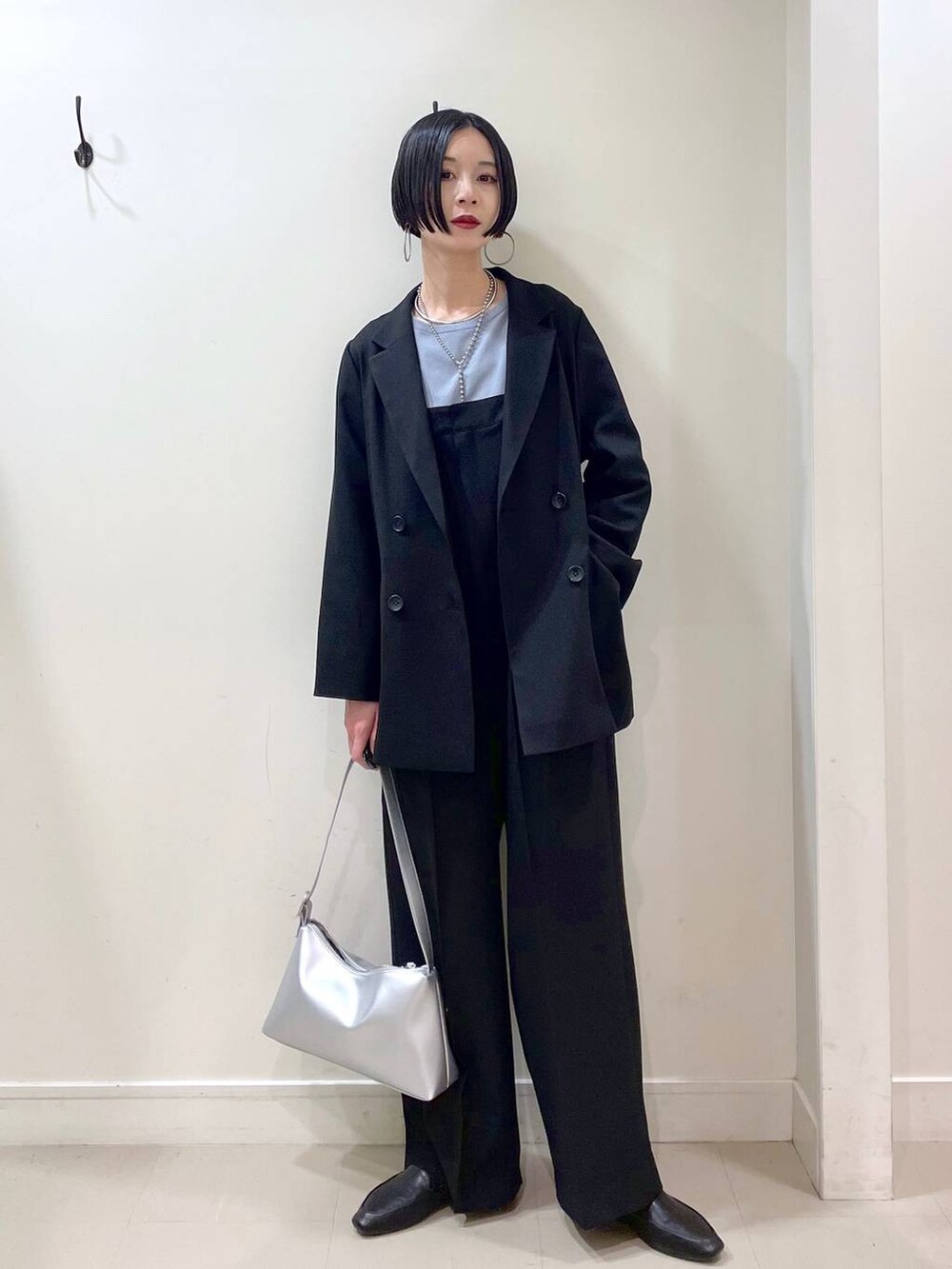 「着痩せ・細見え、ママコーデ、楽ちんコーデ、普通_GLOBAL WORK、高身長、体型カバー、GLOBAL WORK、シンプルコーデ、ジャケット、ジャケットスタイル、ニット、サロペット、ワイドパンツ、パンツ、春コーデ」|「GLOBAL WORKのステンレスボールY字ネックレス/106439(ネックレス、シルバー系)」を使った、るんるんさん(レディース・168cm)の春コーディネートの6枚目の写真