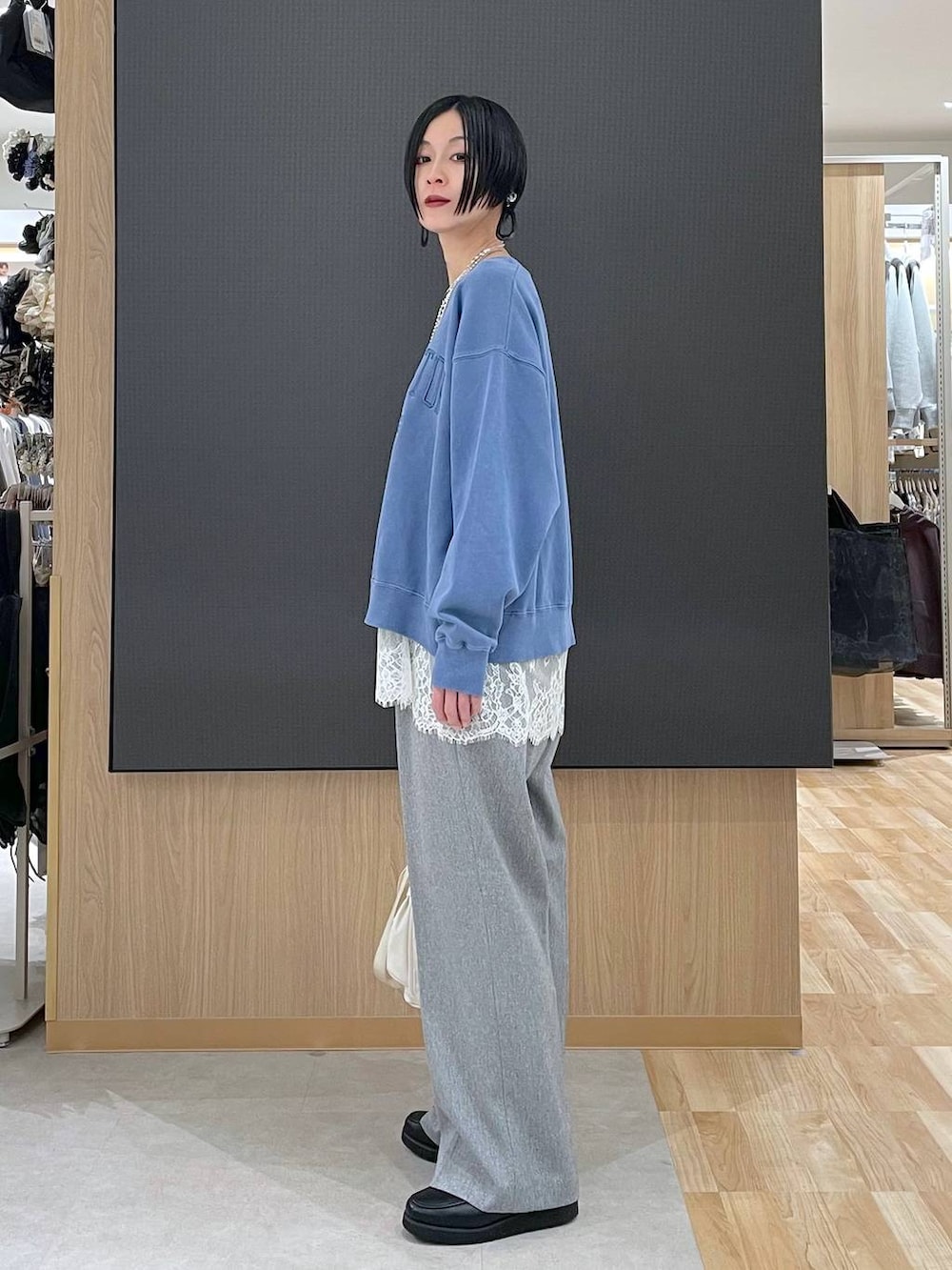 ブラック系のローファー、ホワイト系のショルダーバッグ、グレー系のその他パンツを着用したレディースの冬コーディネートの4枚目の写真