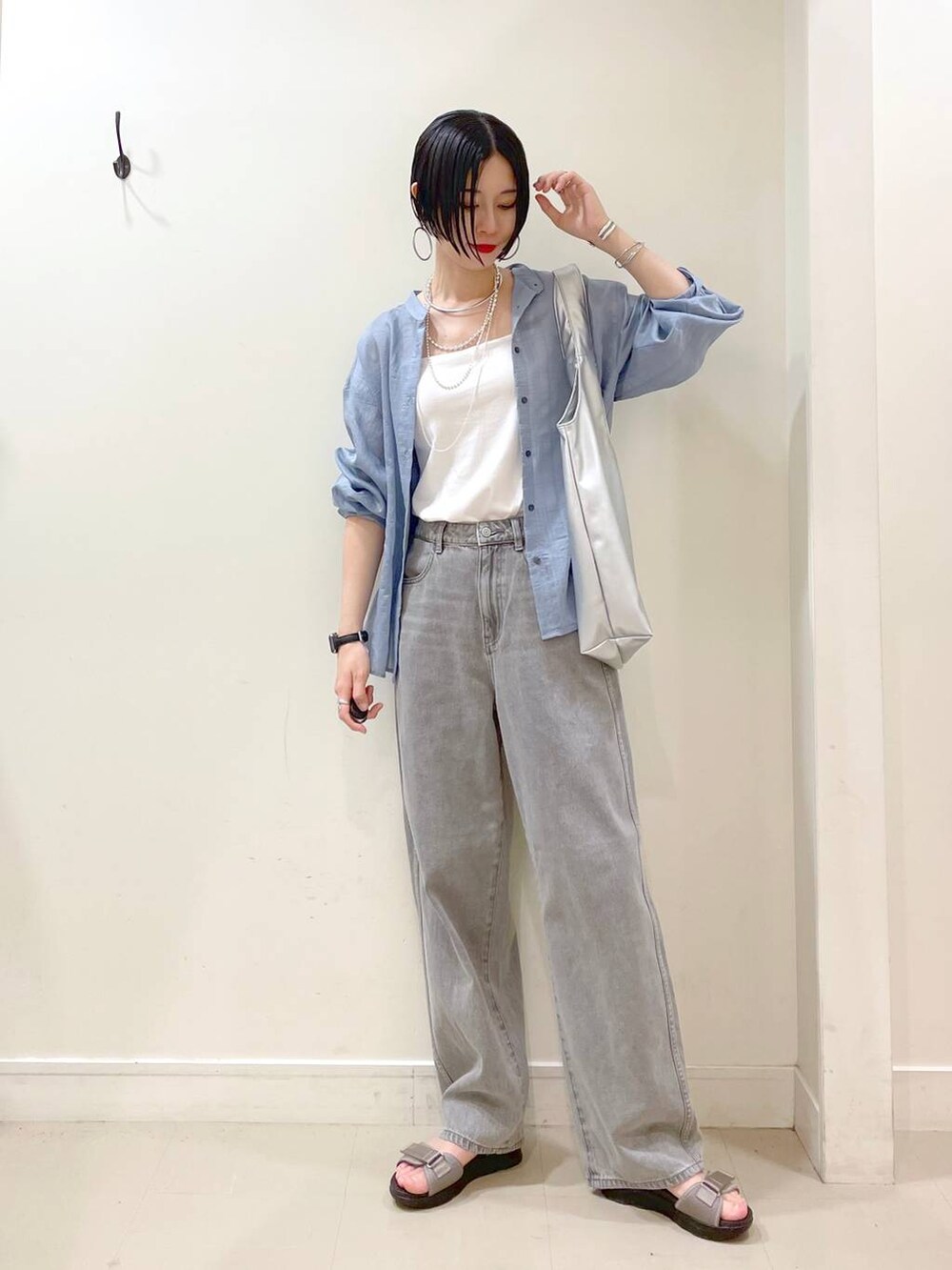 「GLOBAL WORK、シンプルコーデ、大人カジュアル、高見え、若見え、着痩せ・細見え、ママコーデ、楽ちんコーデ、普通_GLOBAL WORK、高身長、体型カバー、シャツ、キャミソール、デニムパンツ、パンツ」｜「GLOBAL WORKのGOODデニムバギーパンツ/118365（デニムパンツ、グレー系）」を使った、るんるんさん（レディース・168cm）の夏コーディネートの3枚目の写真